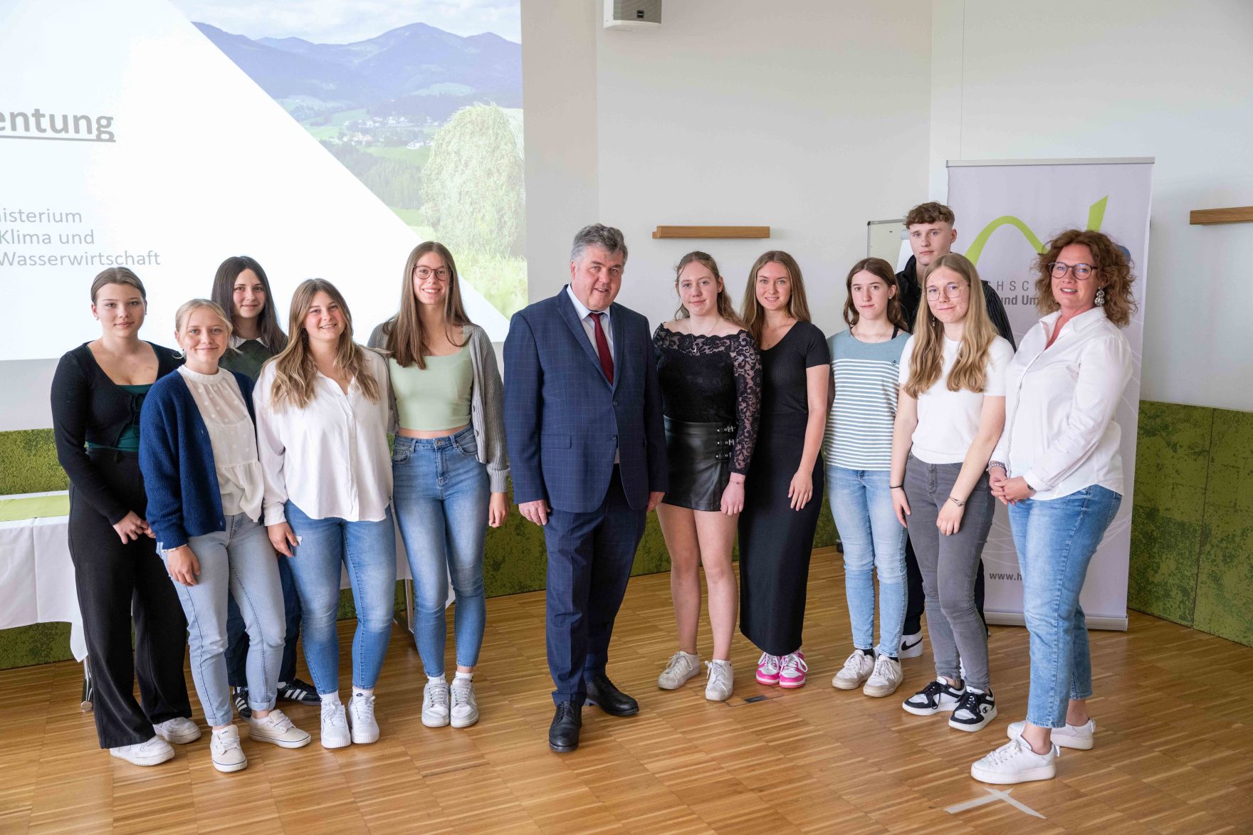 DSC_1102.jpg Als Vertretung des Herrn Bundesminister Norbert Totschnig besuchte Herr Generalsekretär Abentung die Veranstaltung EuropaschülerInnenTag an der HAUP in Wien