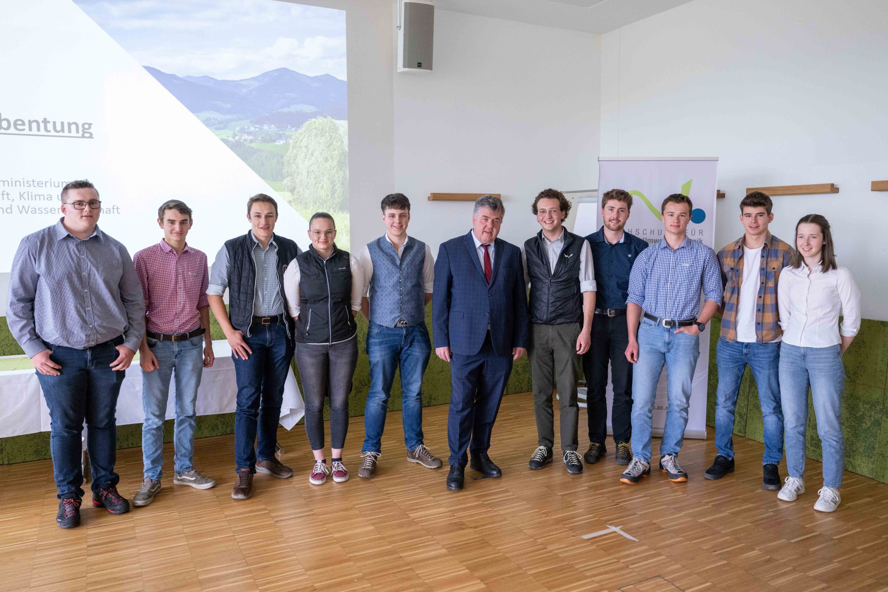 DSC_1154.jpg Als Vertretung des Herrn Bundesminister Norbert Totschnig besuchte Herr Generalsekretär Abentung die Veranstaltung EuropaschülerInnenTag an der HAUP in Wien