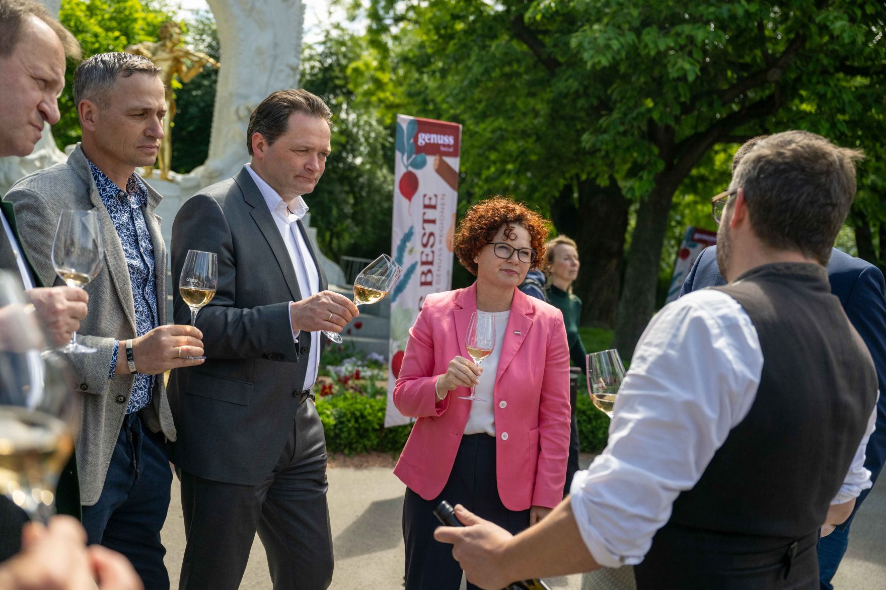 DSC_7135.jpg Zum Start des diesjährigen Genussfestivals im Stadtpark besuche Herr Bundesminister Norbert Totschnig gemeinsam mit Frau Staatssekretärin Zehetner das Gelände und besuchte verschiede Standbetreiber.