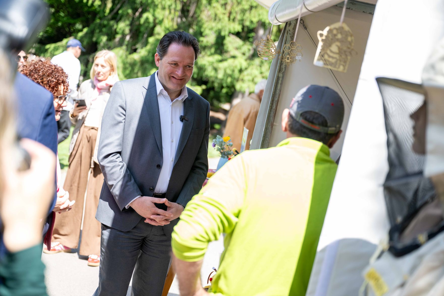 DSC_7740.jpg Zum Start des diesjährigen Genussfestivals im Stadtpark besuche Herr Bundesminister Norbert Totschnig gemeinsam mit Frau Staatssekretärin Zehetner das Gelände und besuchte verschiede Standbetreiber.