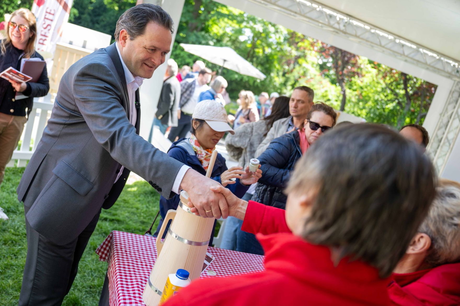 DSC_7865.jpg Zum Start des diesjährigen Genussfestivals im Stadtpark besuche Herr Bundesminister Norbert Totschnig gemeinsam mit Frau Staatssekretärin Zehetner das Gelände und besuchte verschiede Standbetreiber.