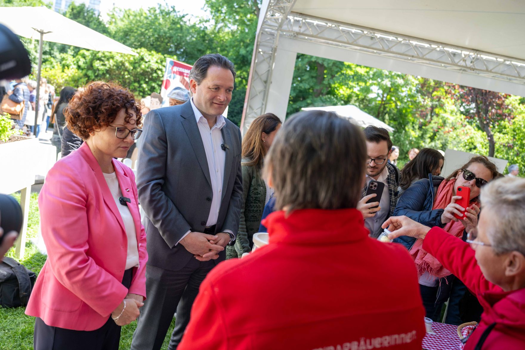 DSC_7929.jpg Zum Start des diesjährigen Genussfestivals im Stadtpark besuche Herr Bundesminister Norbert Totschnig gemeinsam mit Frau Staatssekretärin Zehetner das Gelände und besuchte verschiede Standbetreiber.