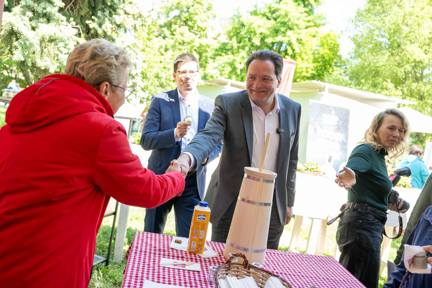 DSC_8107.jpg Zum Start des diesjährigen Genussfestivals im Stadtpark besuche Herr Bundesminister Norbert Totschnig gemeinsam mit Frau Staatssekretärin Zehetner das Gelände und besuchte verschiede Standbetreiber.
