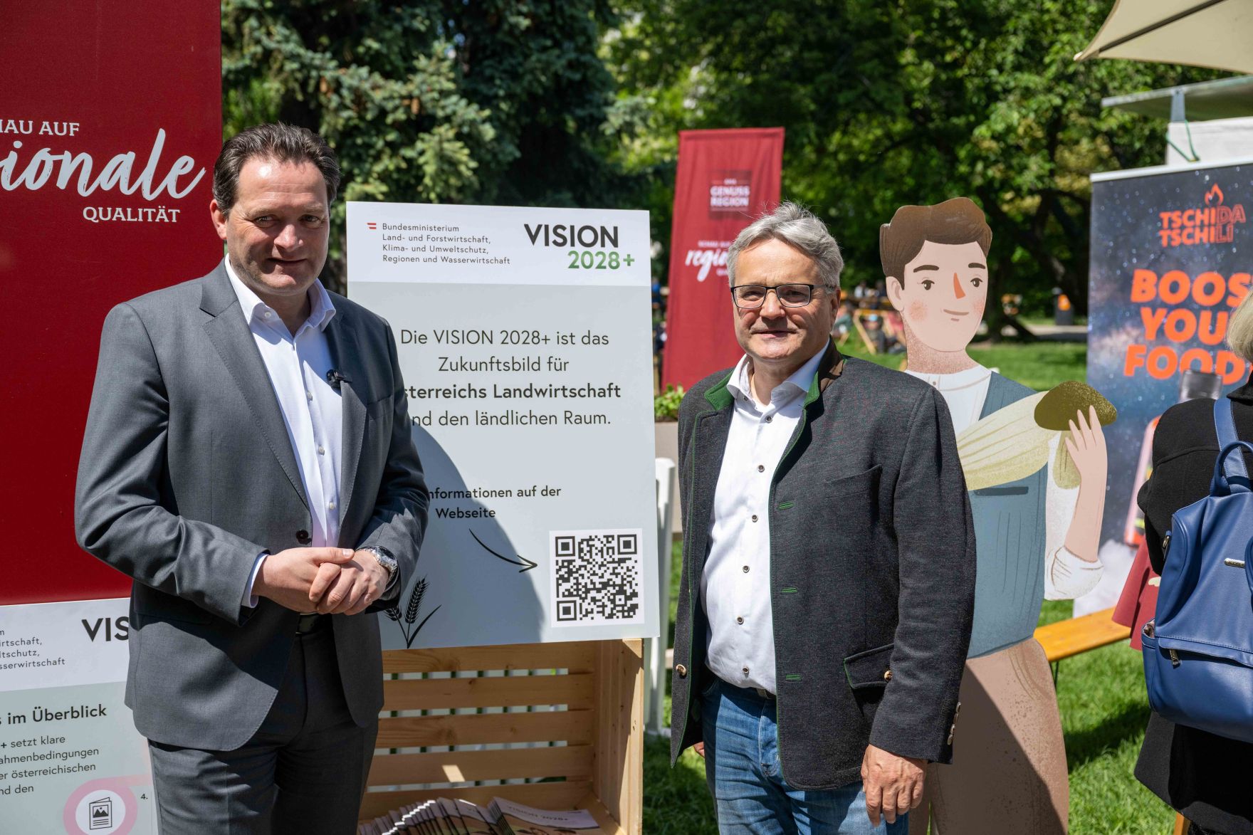 DSC_8125.jpg Zum Start des diesjährigen Genussfestivals im Stadtpark besuche Herr Bundesminister Norbert Totschnig gemeinsam mit Frau Staatssekretärin Zehetner das Gelände und besuchte verschiede Standbetreiber.