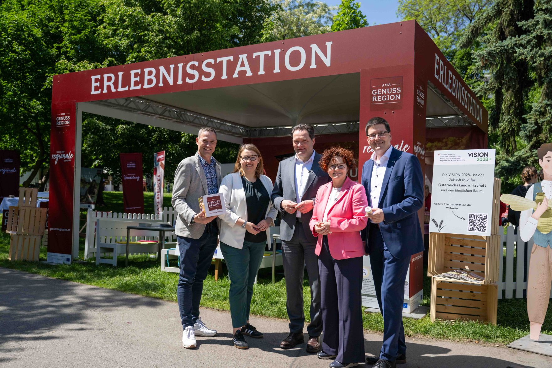DSC_8151.jpg Zum Start des diesjährigen Genussfestivals im Stadtpark besuche Herr Bundesminister Norbert Totschnig gemeinsam mit Frau Staatssekretärin Zehetner das Gelände und besuchte verschiede Standbetreiber.