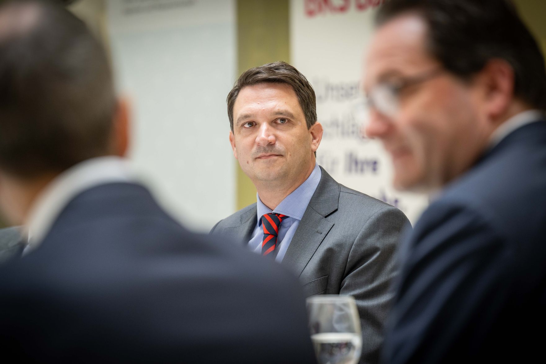 Die Green Finance Alliance ist eine Initiative des Ministeriums f&uuml;r einen nachhaltigen Finanzmarkt in &Ouml;sterreich. Mitglieder sind &ouml;sterreichische Finanzunternehmen, die sich freiwillig dazu verpflichten, ihr Kerngesch&auml;ft bis 2050 klimaneutral zu gestalten.