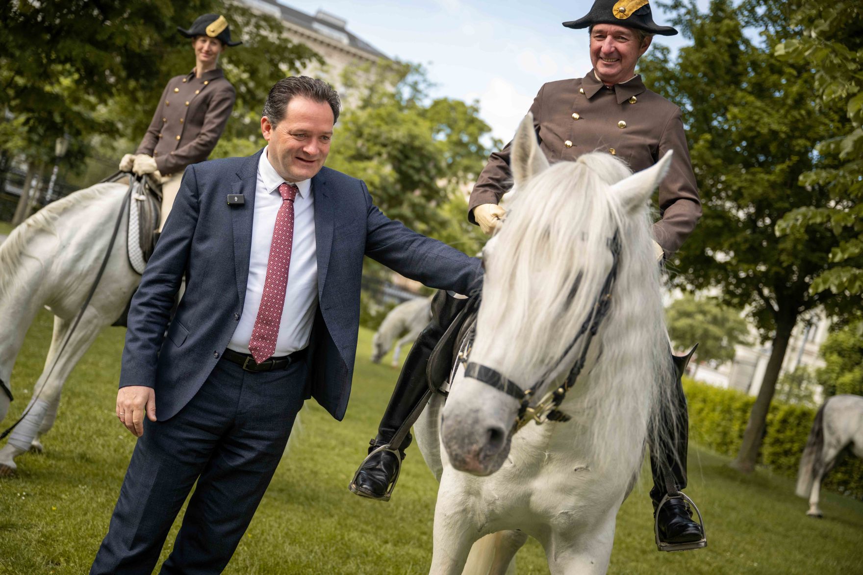 DSC_5444.jpg Herr Bundesminister Norbert Totschnig besuchte den Ausritt der Lipizzaner-Pferde der Spanischen Hofreitschule um Burggarten.