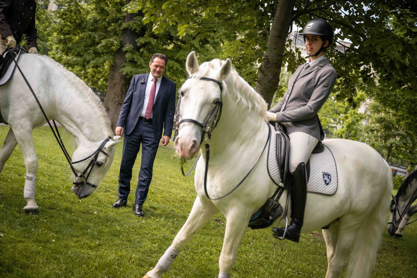 DSC_5667.jpg Herr Bundesminister Norbert Totschnig besuchte den Ausritt der Lipizzaner-Pferde der Spanischen Hofreitschule um Burggarten.