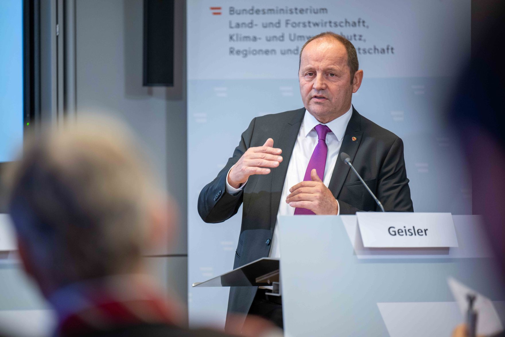 HBM Totschnig pr&auml;sentiert mit Studienautorin Jennifer Hatlauf und LH-Stv. Geisler die Studie zum Lebensraum- und Konfliktpotenzialmodell des Wolfes in &Ouml;sterreich.