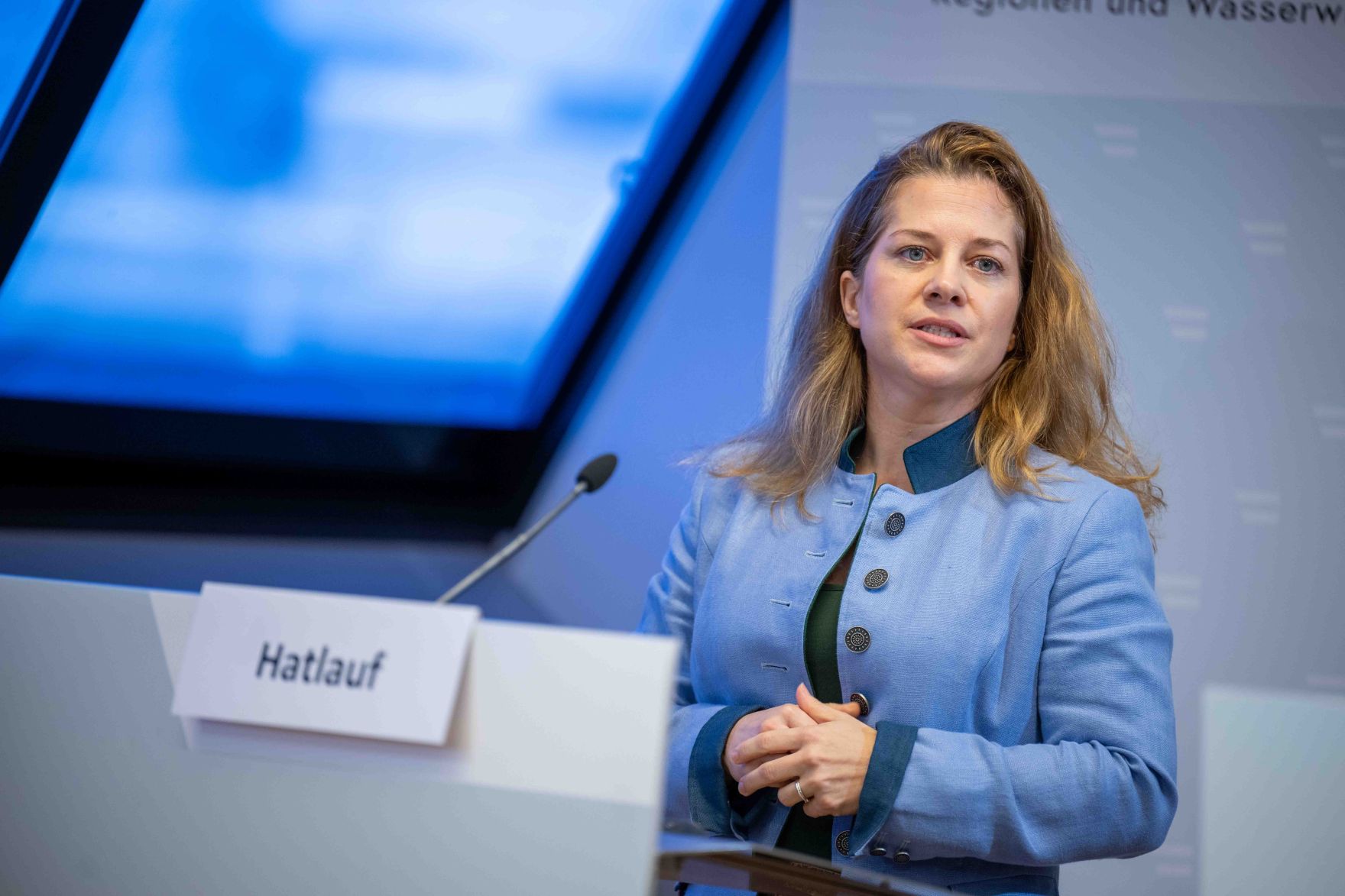 HBM Totschnig pr&auml;sentiert mit Studienautorin Jennifer Hatlauf und LH-Stv. Geisler die Studie zum Lebensraum- und Konfliktpotenzialmodell des Wolfes in &Ouml;sterreich.