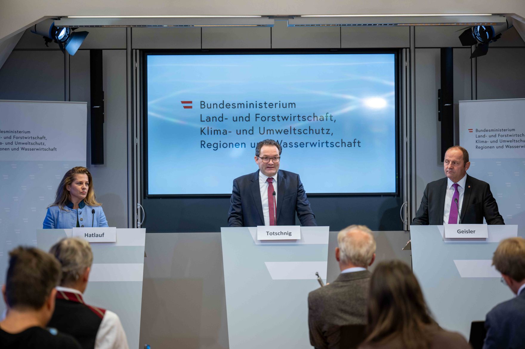 HBM Totschnig pr&auml;sentiert mit Studienautorin Jennifer Hatlauf und LH-Stv. Geisler die Studie zum Lebensraum- und Konfliktpotenzialmodell des Wolfes in &Ouml;sterreich.