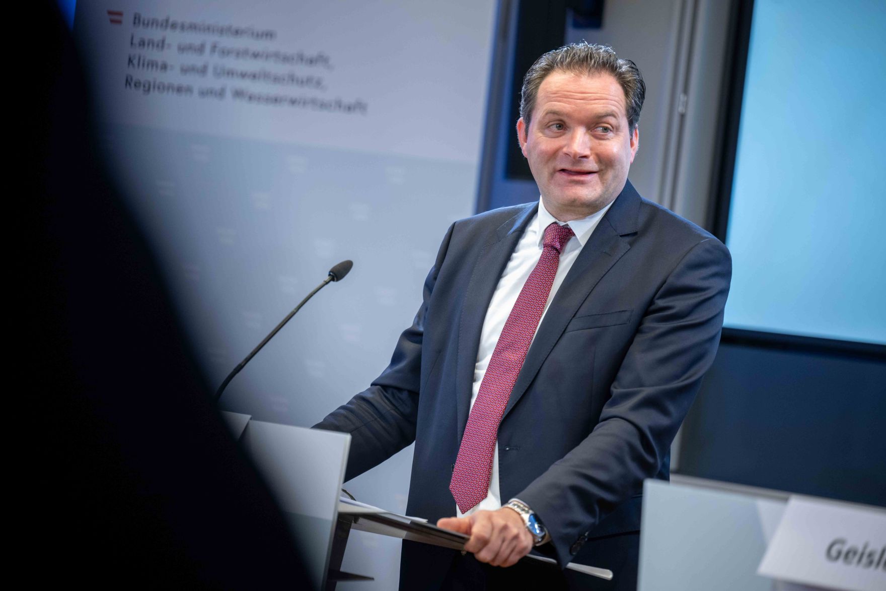 HBM Totschnig pr&auml;sentiert mit Studienautorin Jennifer Hatlauf und LH-Stv. Geisler die Studie zum Lebensraum- und Konfliktpotenzialmodell des Wolfes in &Ouml;sterreich.