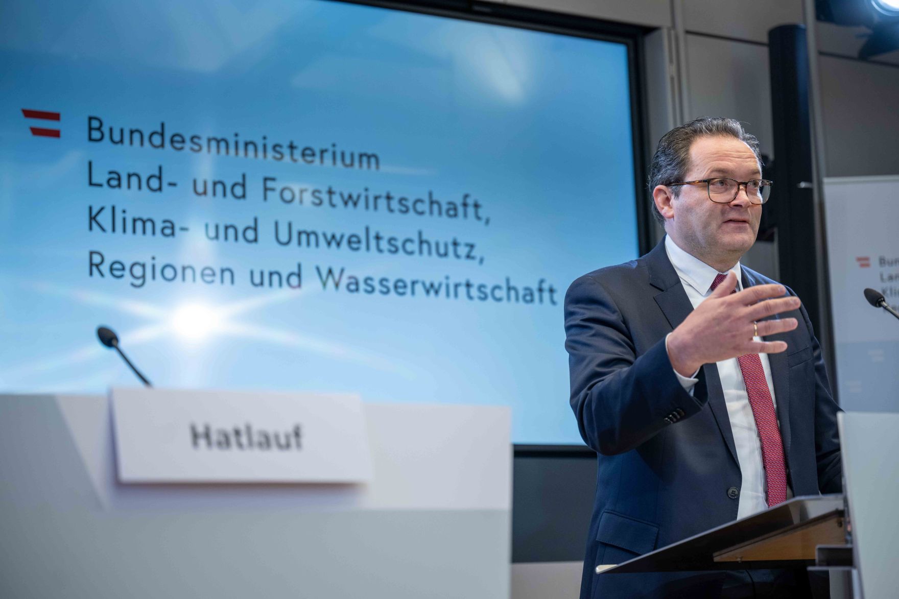 HBM Totschnig pr&auml;sentiert mit Studienautorin Jennifer Hatlauf und LH-Stv. Geisler die Studie zum Lebensraum- und Konfliktpotenzialmodell des Wolfes in &Ouml;sterreich.