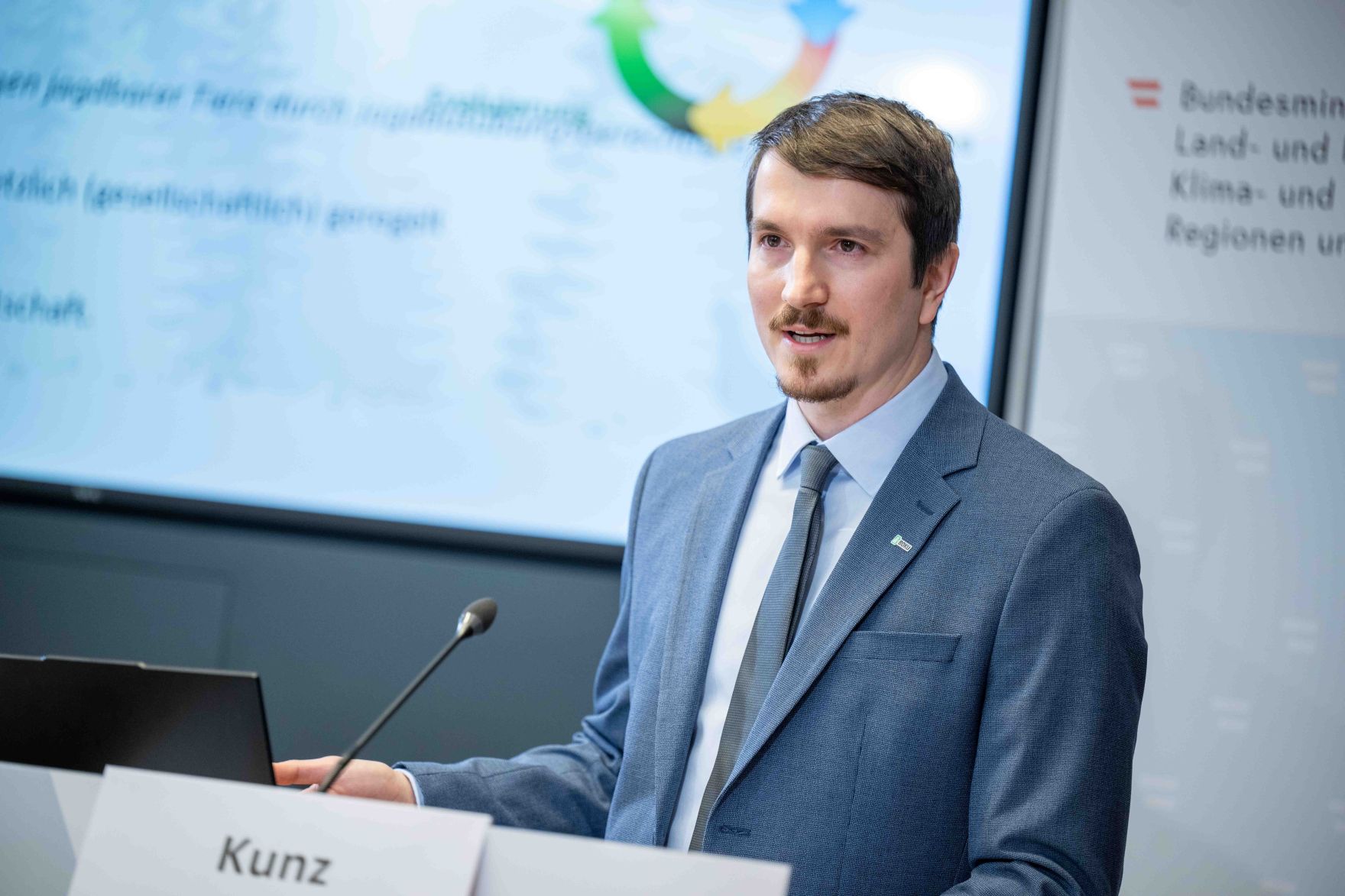 Land- und Forstwirtschaftsminister Norbert Totschnig, die beiden Vorst&auml;nde der &Ouml;sterreichischen Bundesforste Mag. Georg Sch&ouml;ppl und DI Andreas Gruber sowie Dr. Florian Kunz von der Universit&auml;t f&uuml;r Bodenkultur sprechen zu Wald und Wild im Gleichgewicht