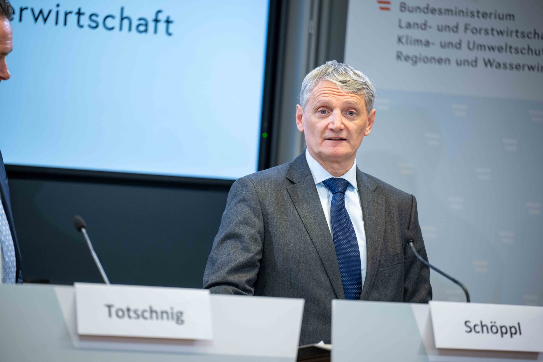 Land- und Forstwirtschaftsminister Norbert Totschnig, die beiden Vorst&auml;nde der &Ouml;sterreichischen Bundesforste Mag. Georg Sch&ouml;ppl und DI Andreas Gruber sowie Dr. Florian Kunz von der Universit&auml;t f&uuml;r Bodenkultur sprechen zu Wald und Wild im Gleichgewicht