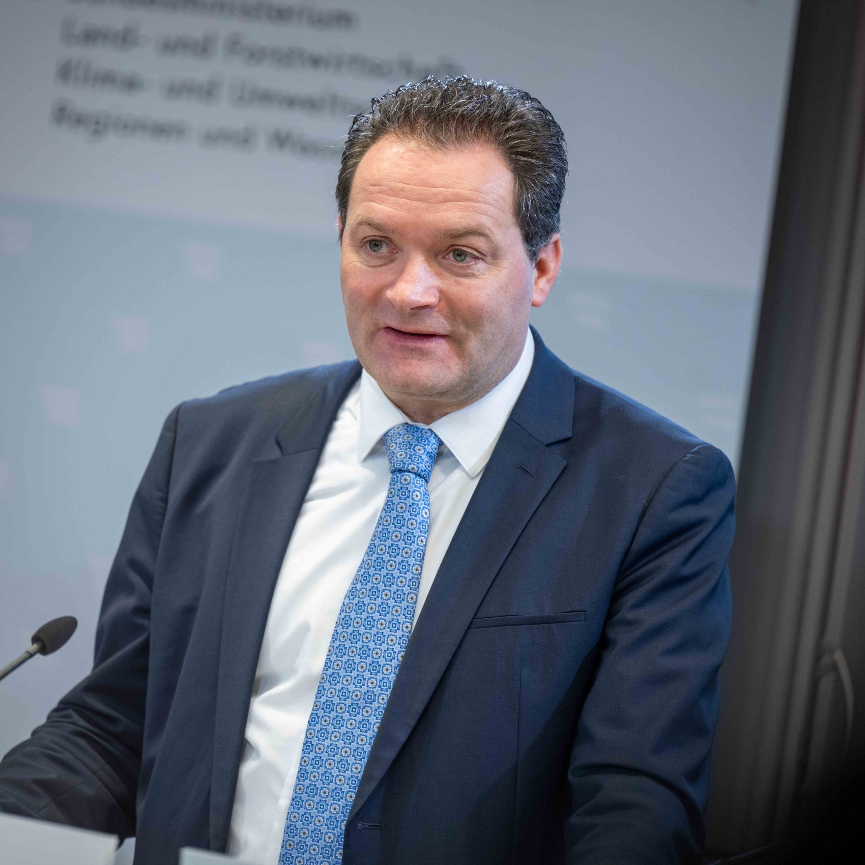 Land- und Forstwirtschaftsminister Norbert Totschnig, die beiden Vorst&auml;nde der &Ouml;sterreichischen Bundesforste Mag. Georg Sch&ouml;ppl und DI Andreas Gruber sowie Dr. Florian Kunz von der Universit&auml;t f&uuml;r Bodenkultur sprechen zu Wald und Wild im Gleichgewicht