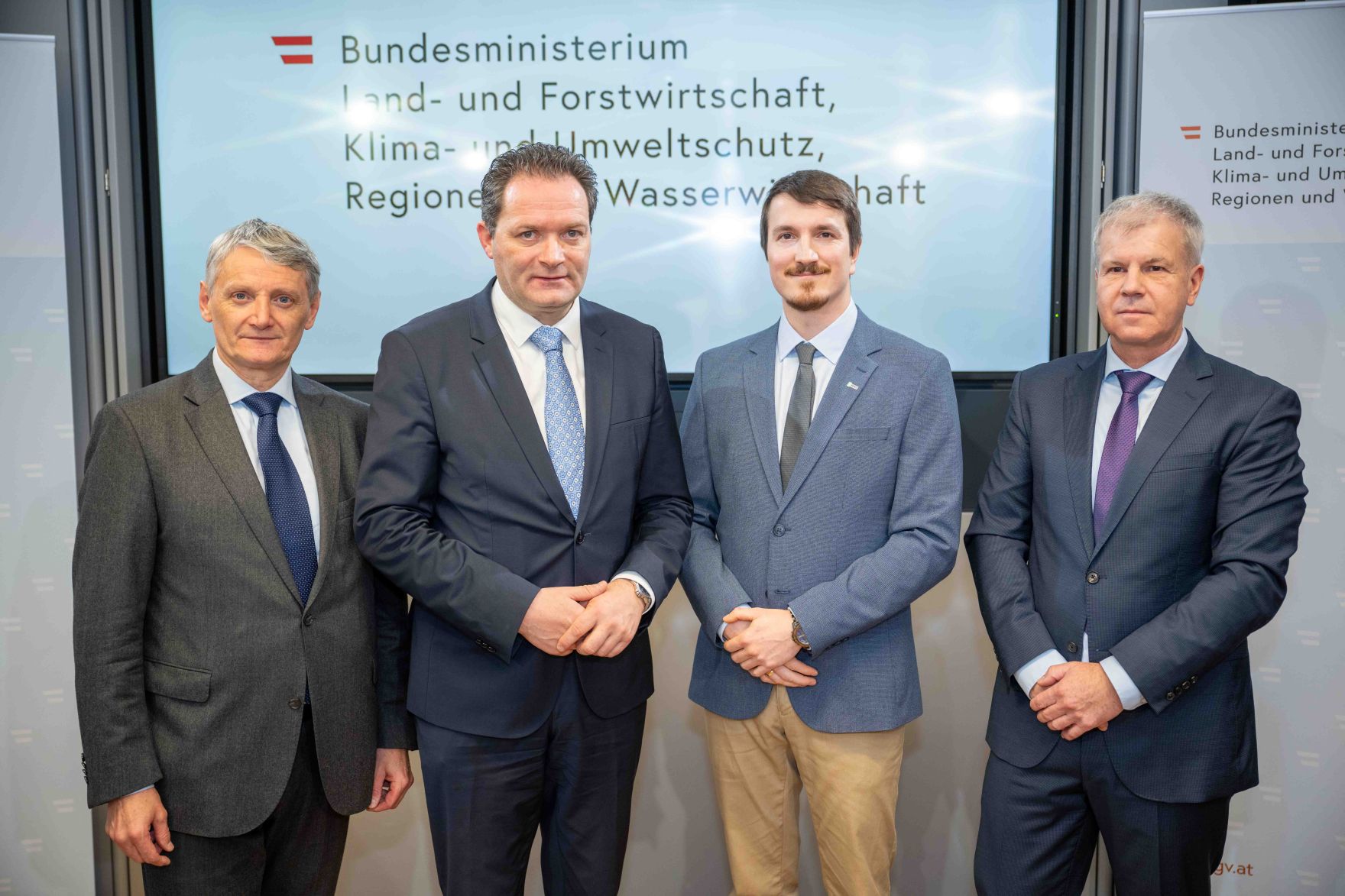 Land- und Forstwirtschaftsminister Norbert Totschnig, die beiden Vorst&auml;nde der &Ouml;sterreichischen Bundesforste Mag. Georg Sch&ouml;ppl und DI Andreas Gruber sowie Dr. Florian Kunz von der Universit&auml;t f&uuml;r Bodenkultur sprechen zu Wald und Wild im Gleichgewicht