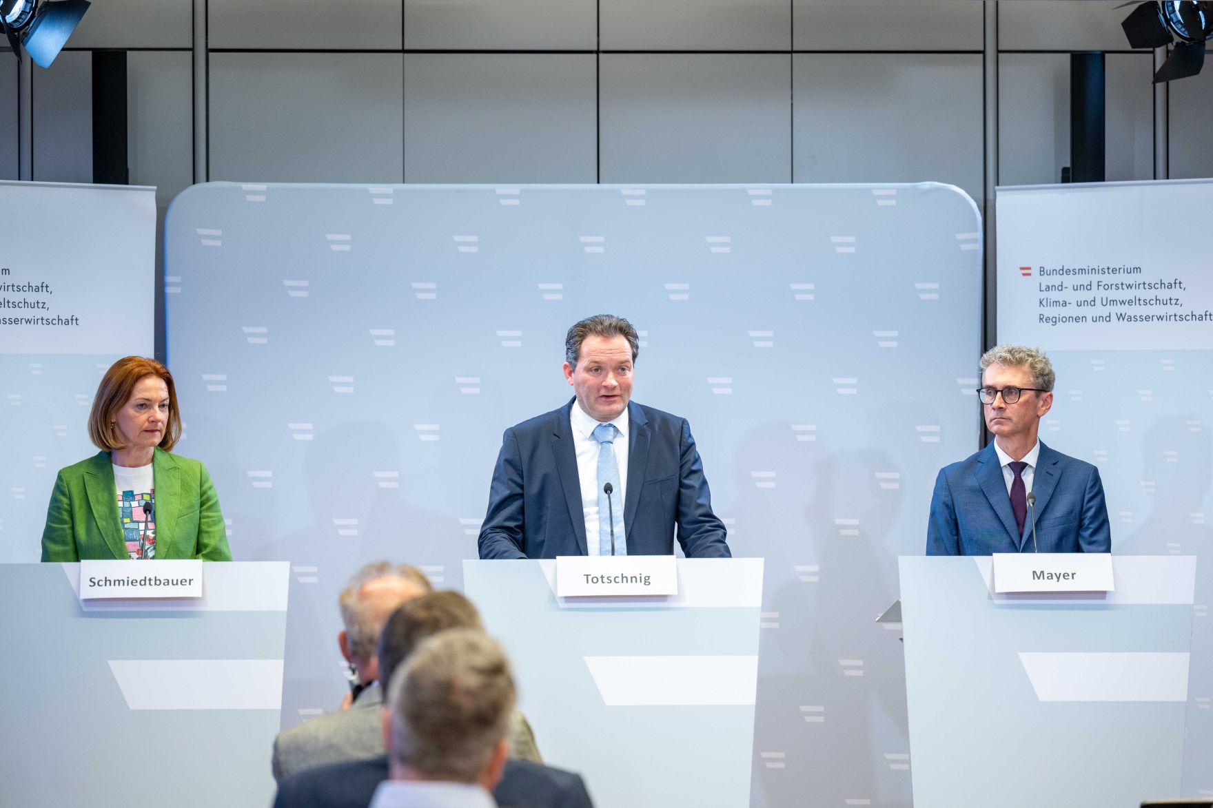 DSC_2559.jpg DI Dr. Peter Mayer, LRin Simone Schmiedtbauer und Bundesminister Norbert Totschnig bei der Pressekonferenz zum Wildschadensbericht.