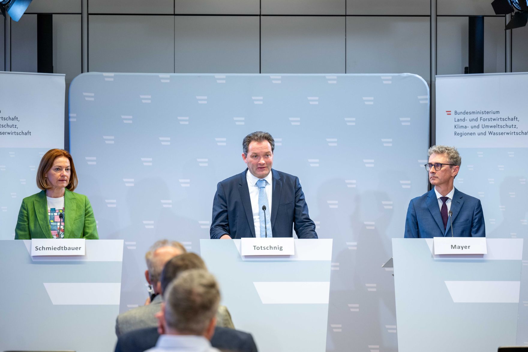 DSC_2565.jpg DI Dr. Peter Mayer, LRin Simone Schmiedtbauer und Bundesminister Norbert Totschnig bei der Pressekonferenz zum Wildschadensbericht.