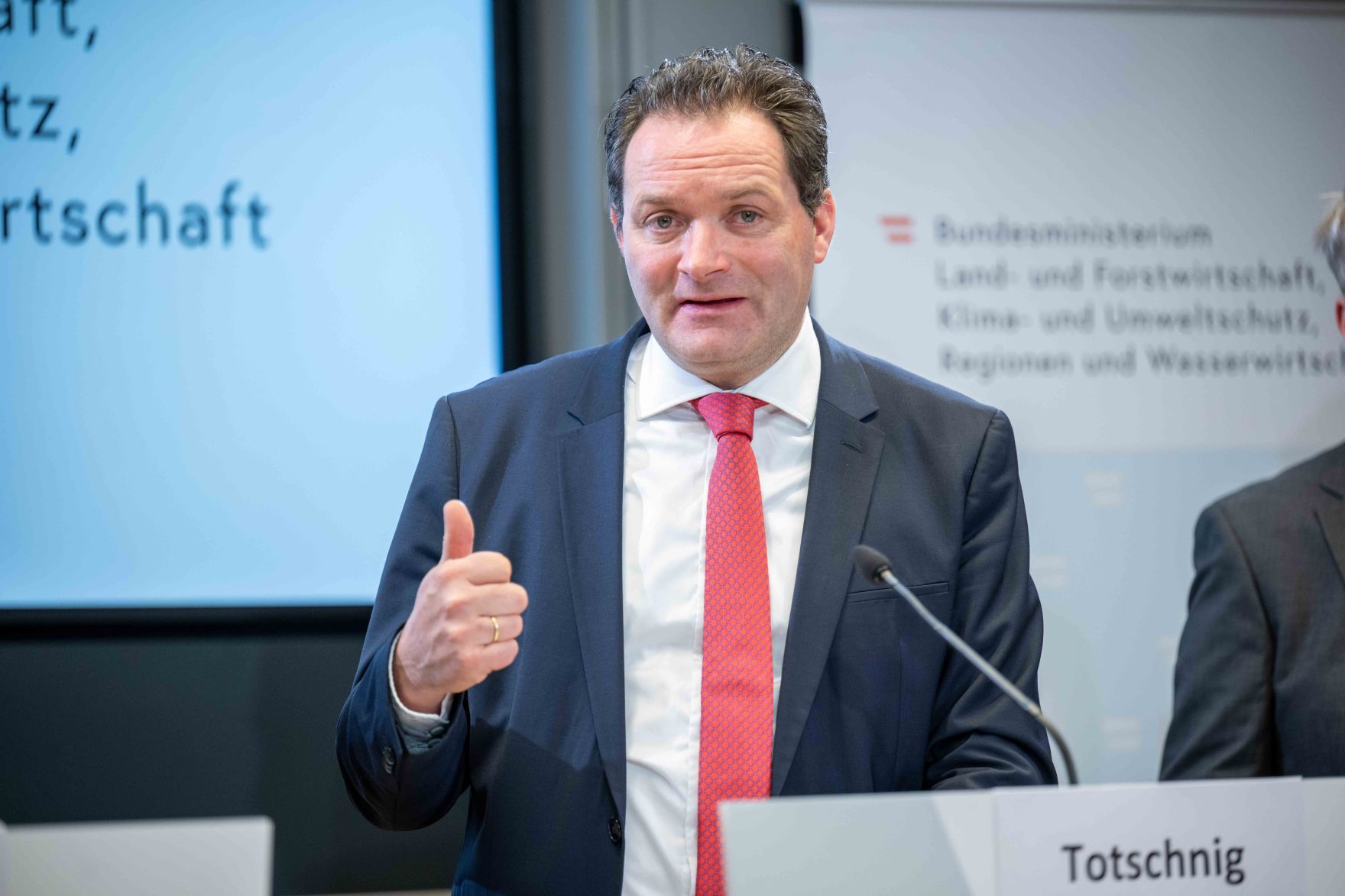 Die heute pr&auml;sentierte Studie des Industriewissenschaftlichen Instituts (IWI) im Auftrag der Nachhaltigen Tierhaltung &Ouml;sterreich (NT&Ouml;) liefert eine umfassende Analyse zur volkswirtschaftlichen Bedeutung der Nutztierhaltung in &Ouml;sterreich.