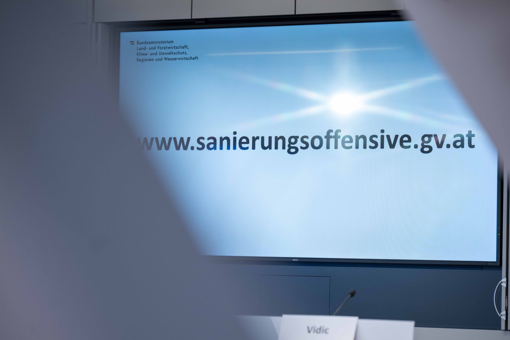 Herr Bundesminister Norbert Totschnig stellt bei einer Pressekonferenz gemeinsam mit Vorsitzende der UFI-Kommission und steirische Landesr&auml;tin Simone Schmiedtbauer und KPC-Abteilungsleiter Andreas Vidic die Sanierungsoffensive vor.