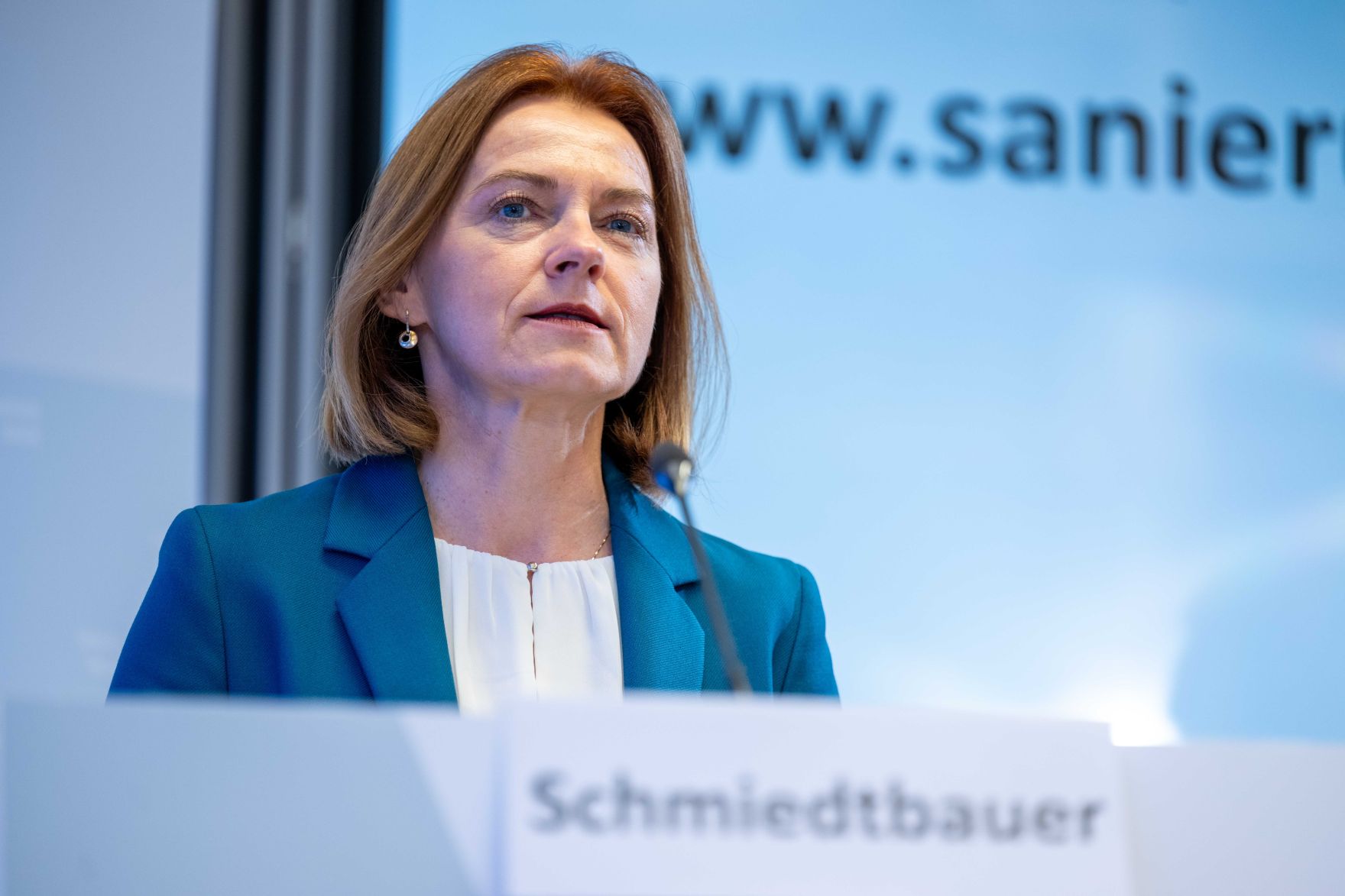 Herr Bundesminister Norbert Totschnig stellt bei einer Pressekonferenz gemeinsam mit Vorsitzende der UFI-Kommission und steirische Landesr&auml;tin Simone Schmiedtbauer und KPC-Abteilungsleiter Andreas Vidic die Sanierungsoffensive vor.