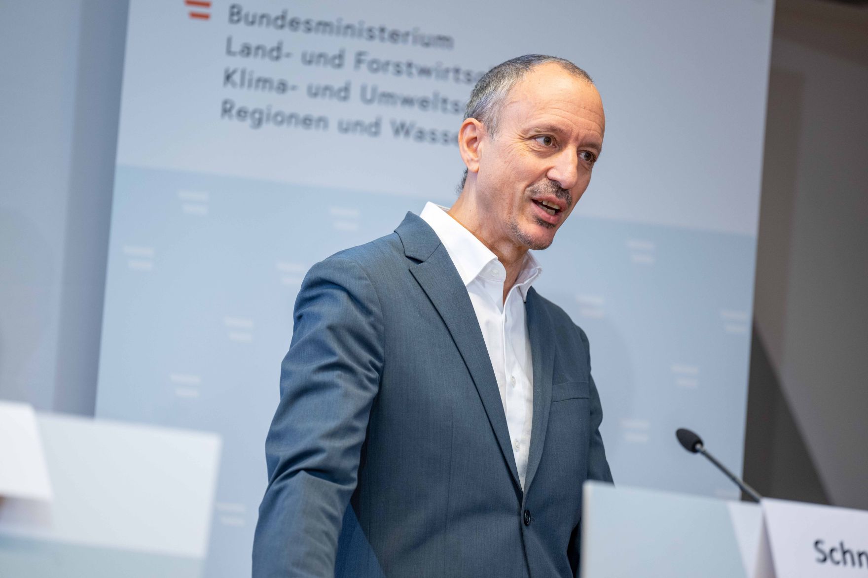Der vorliegende 14. Umweltkontrollbericht dokumentiert den Zustand der Umwelt im Zeitraum von Juli 2022 bis Juni 2025. Herr Bundesminister Norbert Totschnig pr&auml;sentierte diesen im Rahmen einer Pressekonferenz gemeinsam mit Frau Aichberger vom Umweltbundesamt und SC Schneider.