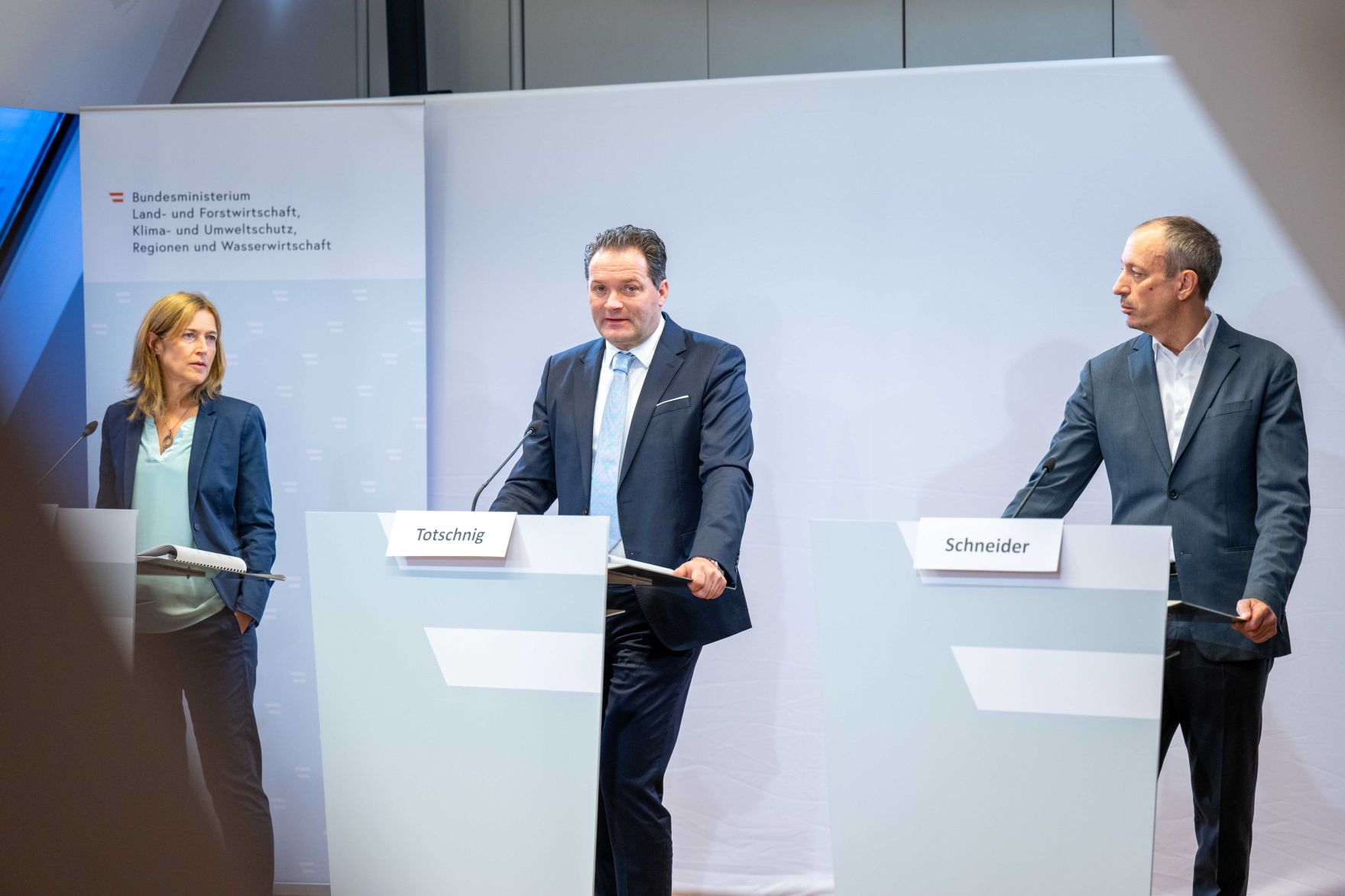 Der vorliegende 14. Umweltkontrollbericht dokumentiert den Zustand der Umwelt im Zeitraum von Juli 2022 bis Juni 2025. Herr Bundesminister Norbert Totschnig pr&auml;sentierte diesen im Rahmen einer Pressekonferenz gemeinsam mit Frau Aichberger vom Umweltbundesamt und SC Schneider.