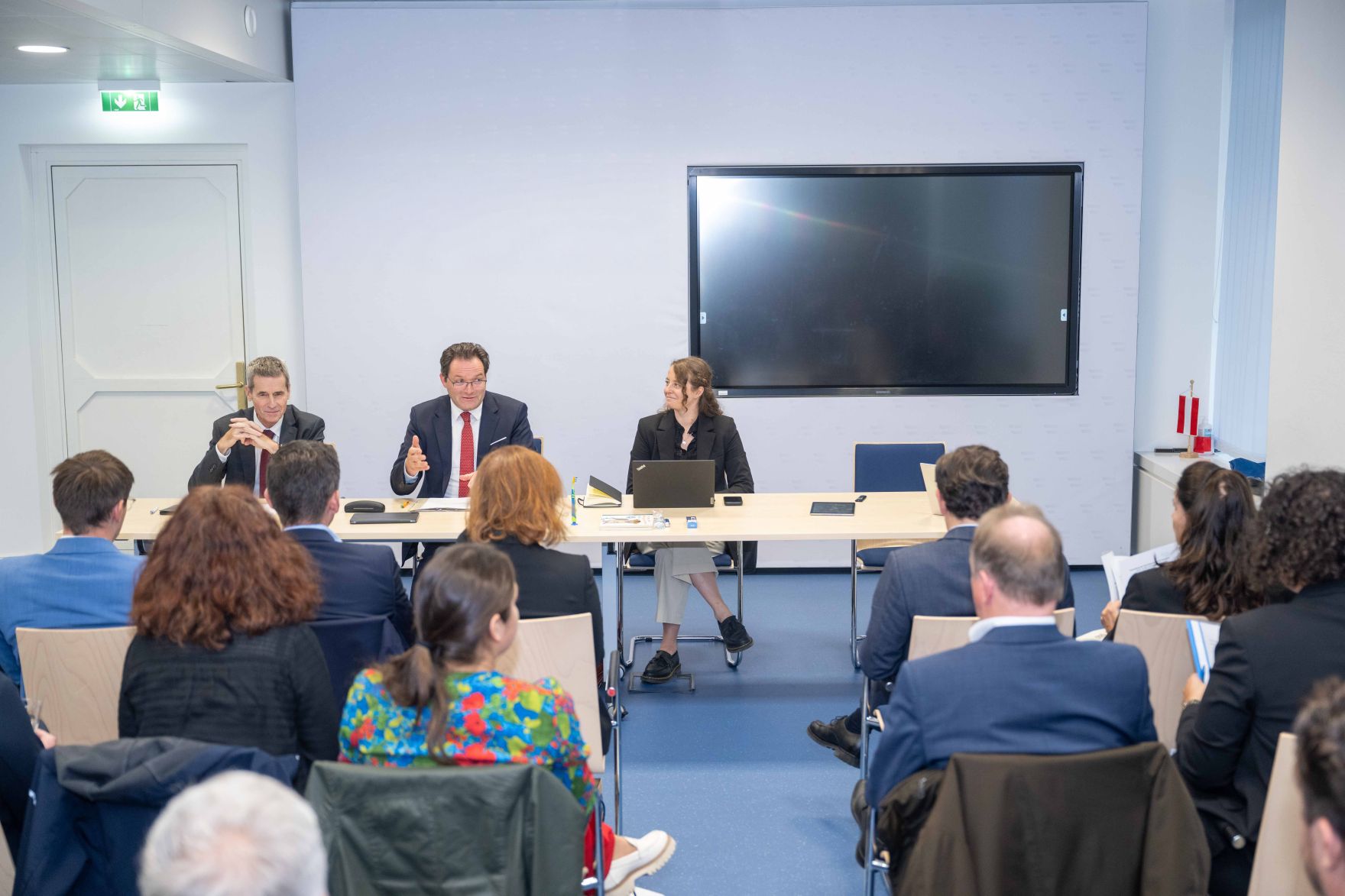 Br&auml;nde durch Lithium-Batterien: Totschnig ladet zum Runden Tisch ein. Teilgenommen haben Expertinnen und Experten der jeweiligen Branchen.