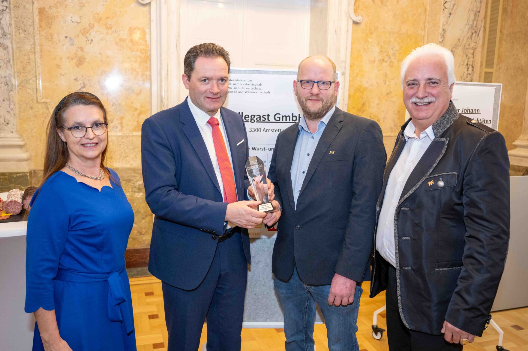 Im Zuge des internationalen Fleisch- und Wurstwarenwettbewerbs verlieh Herr Bundesminister Norbert Totschnig die Pokale an die Preistr&auml;gerinnen und Preistr&auml;ger.