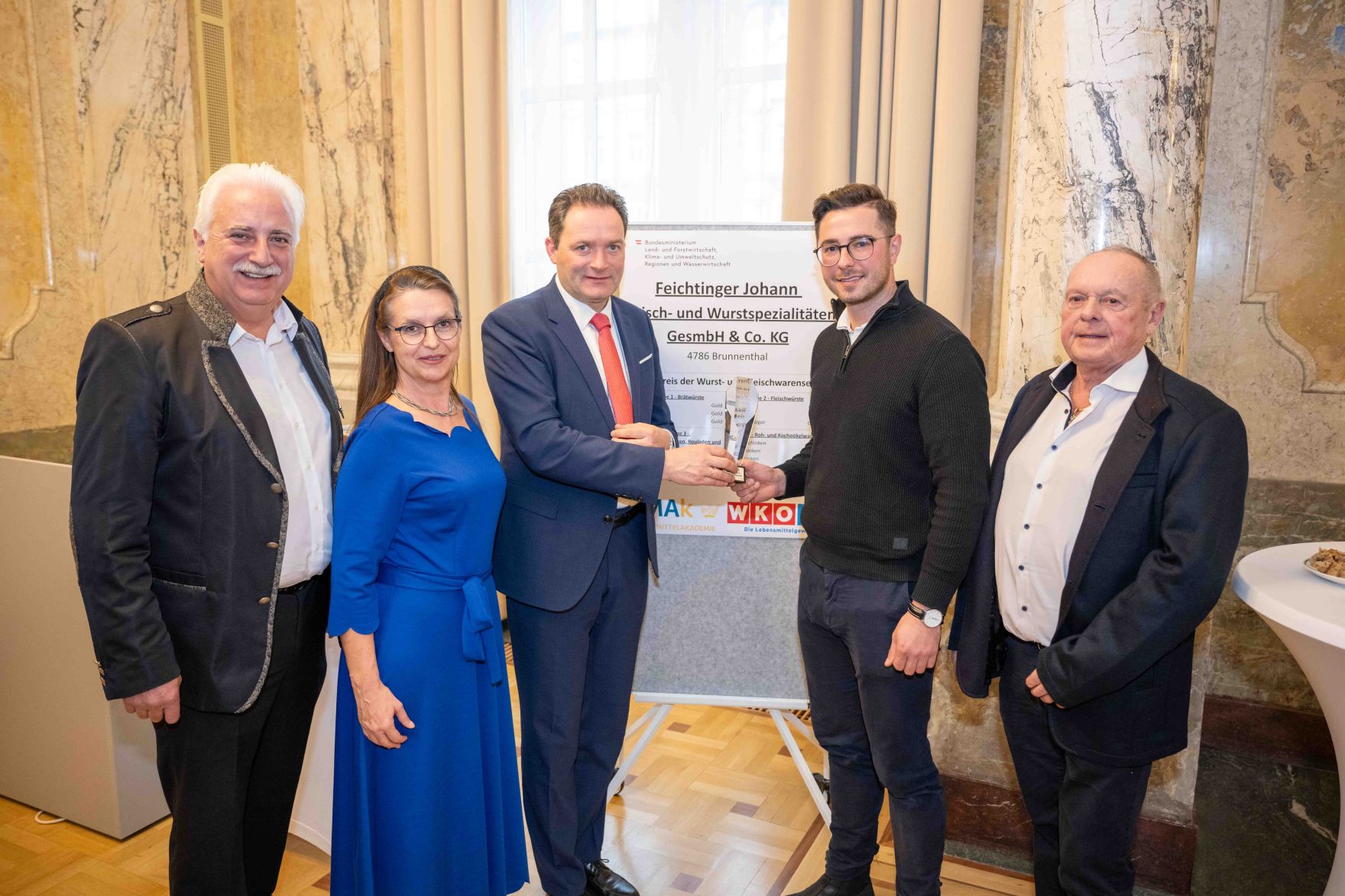 Im Zuge des internationalen Fleisch- und Wurstwarenwettbewerbs verlieh Herr Bundesminister Norbert Totschnig die Pokale an die Preistr&auml;gerinnen und Preistr&auml;ger.