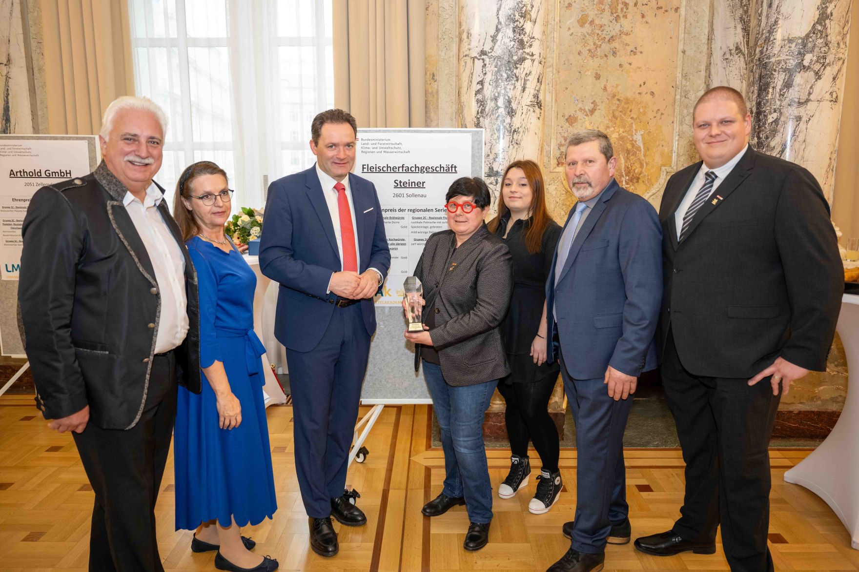 Im Zuge des internationalen Fleisch- und Wurstwarenwettbewerbs verlieh Herr Bundesminister Norbert Totschnig die Pokale an die Preistr&auml;gerinnen und Preistr&auml;ger.