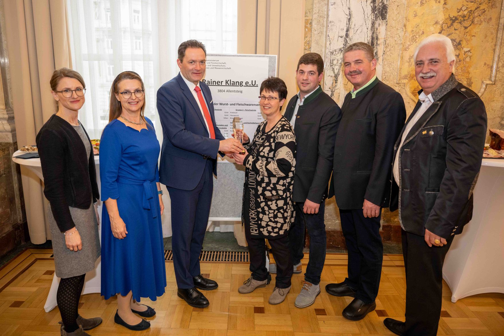 Im Zuge des internationalen Fleisch- und Wurstwarenwettbewerbs verlieh Herr Bundesminister Norbert Totschnig die Pokale an die Preistr&auml;gerinnen und Preistr&auml;ger.