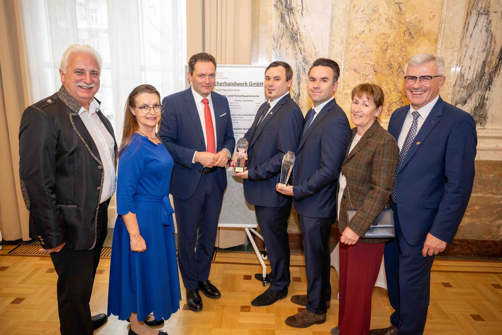 Im Zuge des internationalen Fleisch- und Wurstwarenwettbewerbs verlieh Herr Bundesminister Norbert Totschnig die Pokale an die Preistr&auml;gerinnen und Preistr&auml;ger.