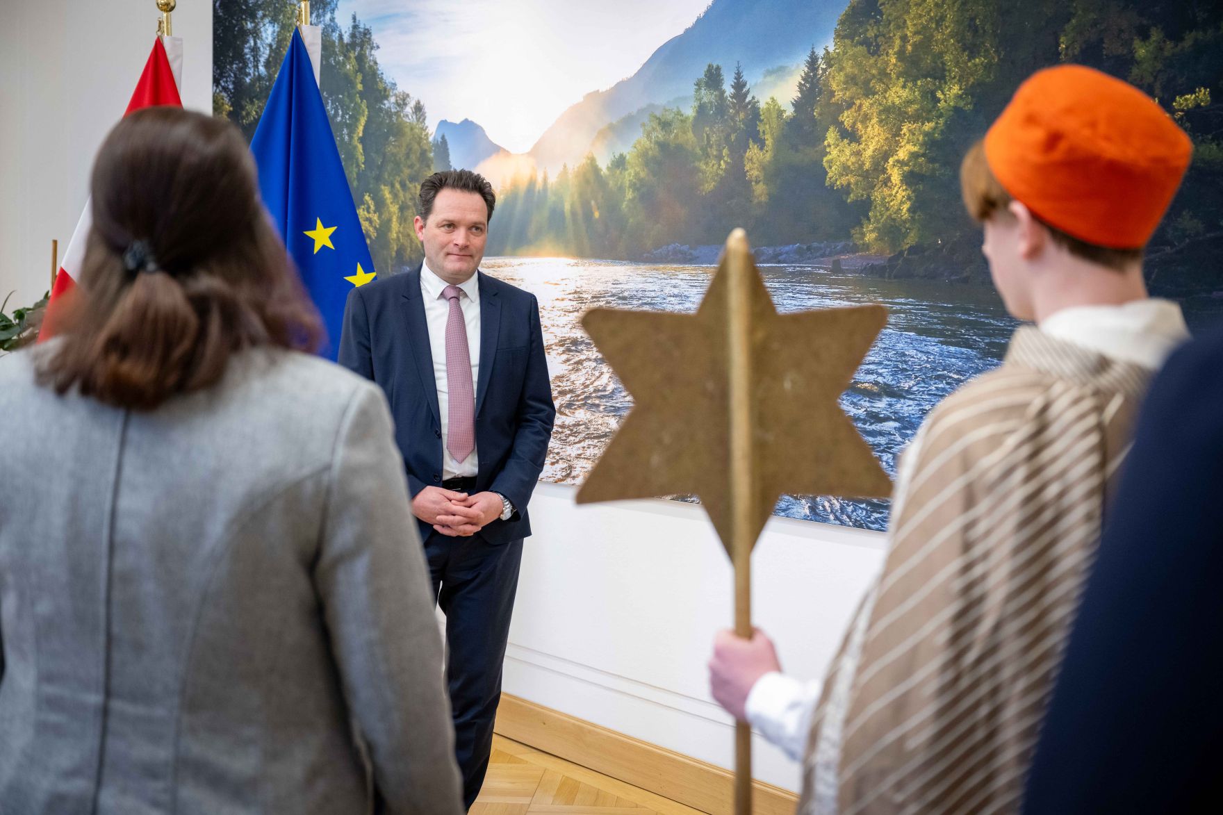 J&auml;hrlich besuchen die Sternsinger den Bundesminister Norbert Totschnig im Kabinett im Regierungsgeb&auml;ude am Stubenring.