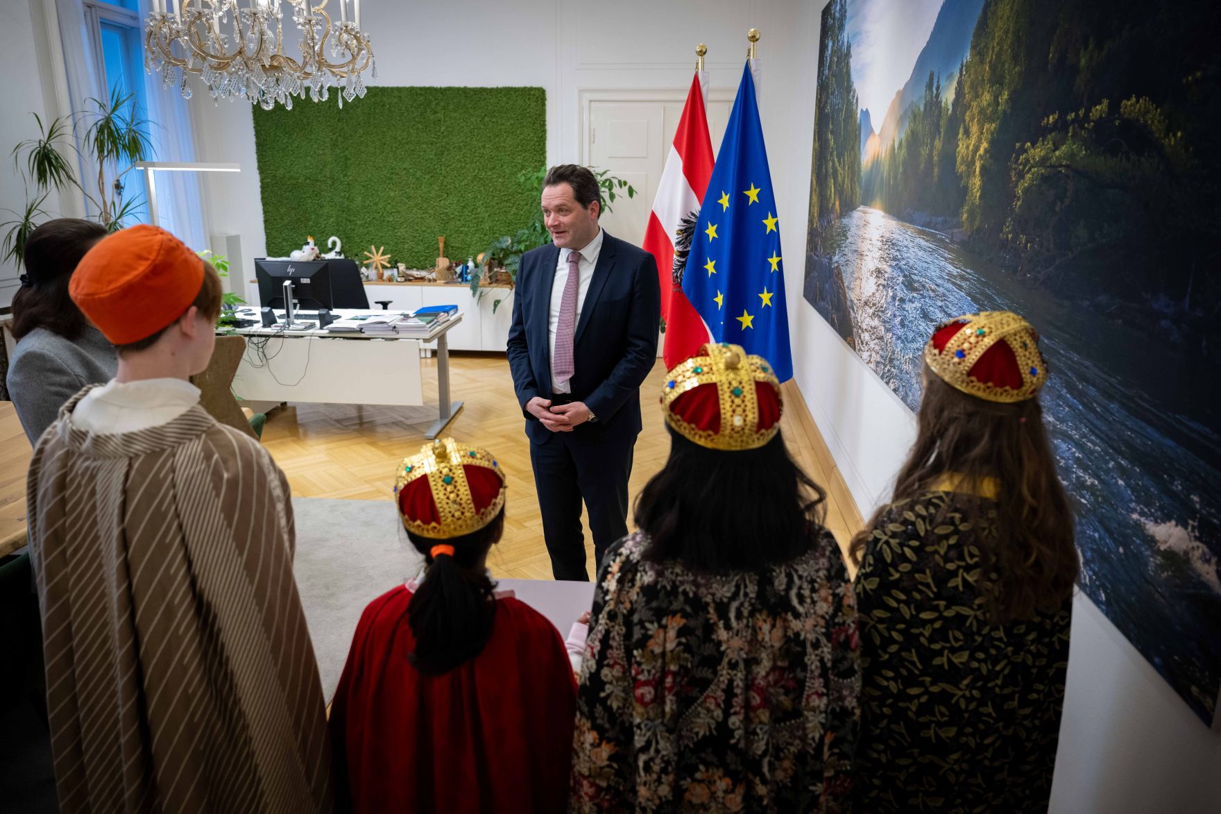 J&auml;hrlich besuchen die Sternsinger den Bundesminister Norbert Totschnig im Kabinett im Regierungsgeb&auml;ude am Stubenring.