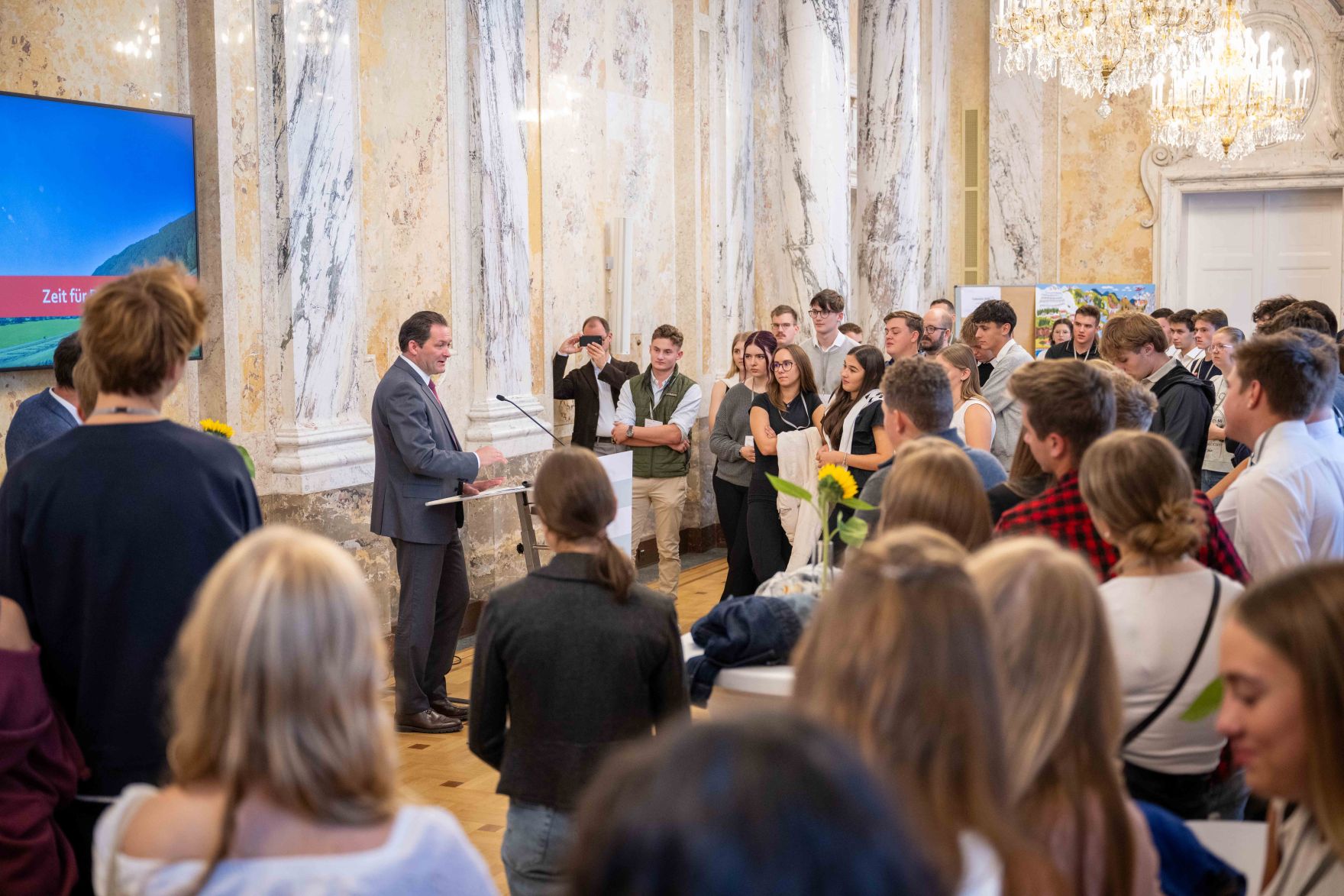 Am Tag der Demokratie lud Herr Bundesminister Norbert Totschnig Sch&uuml;lerinnen und Sch&uuml;ler aus den Schulen ein um ihnen einen Einblick in das Thema Demokratie zu geben.