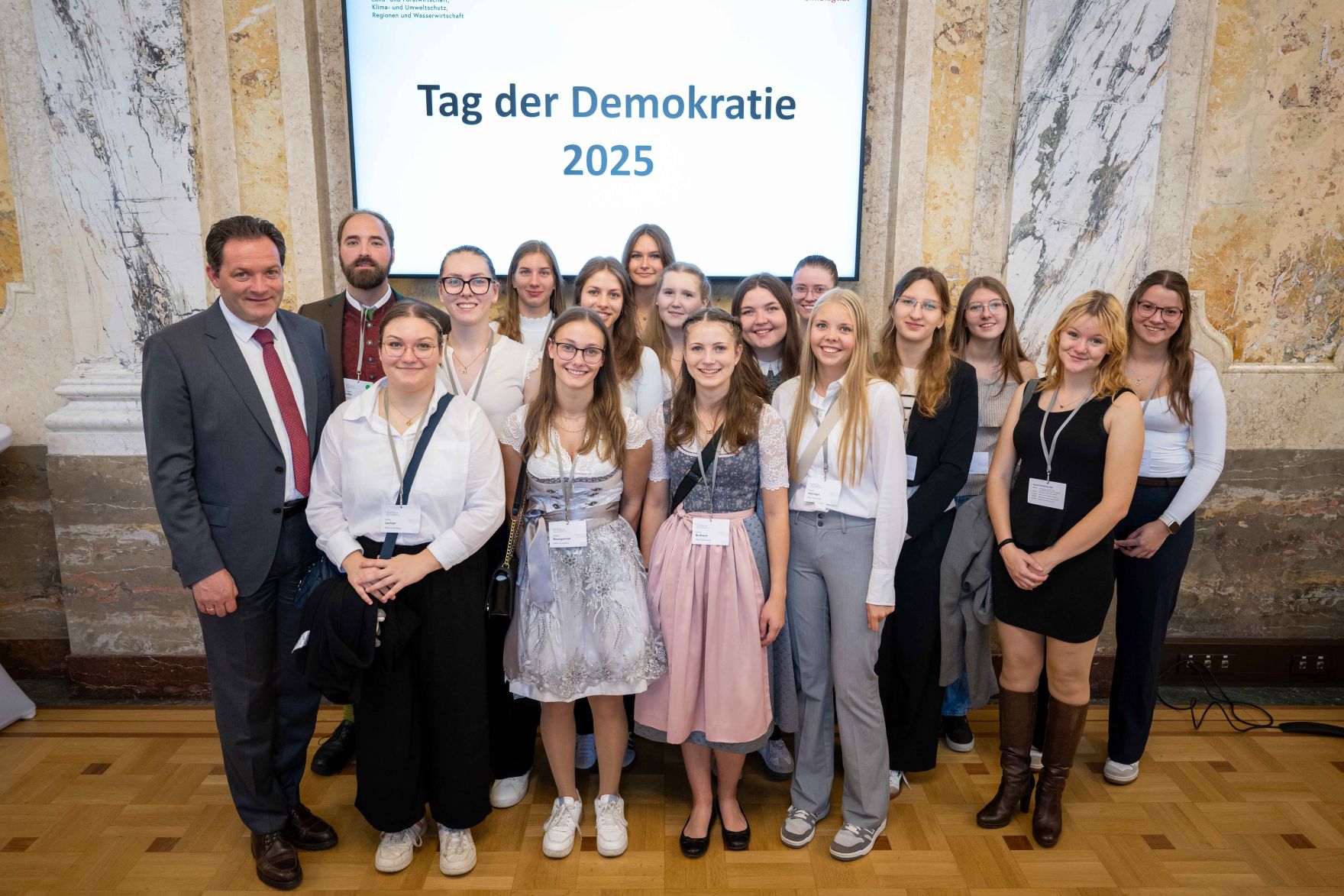 Am Tag der Demokratie lud Herr Bundesminister Norbert Totschnig Sch&uuml;lerinnen und Sch&uuml;ler aus den Schulen ein um ihnen einen Einblick in das Thema Demokratie zu geben.
