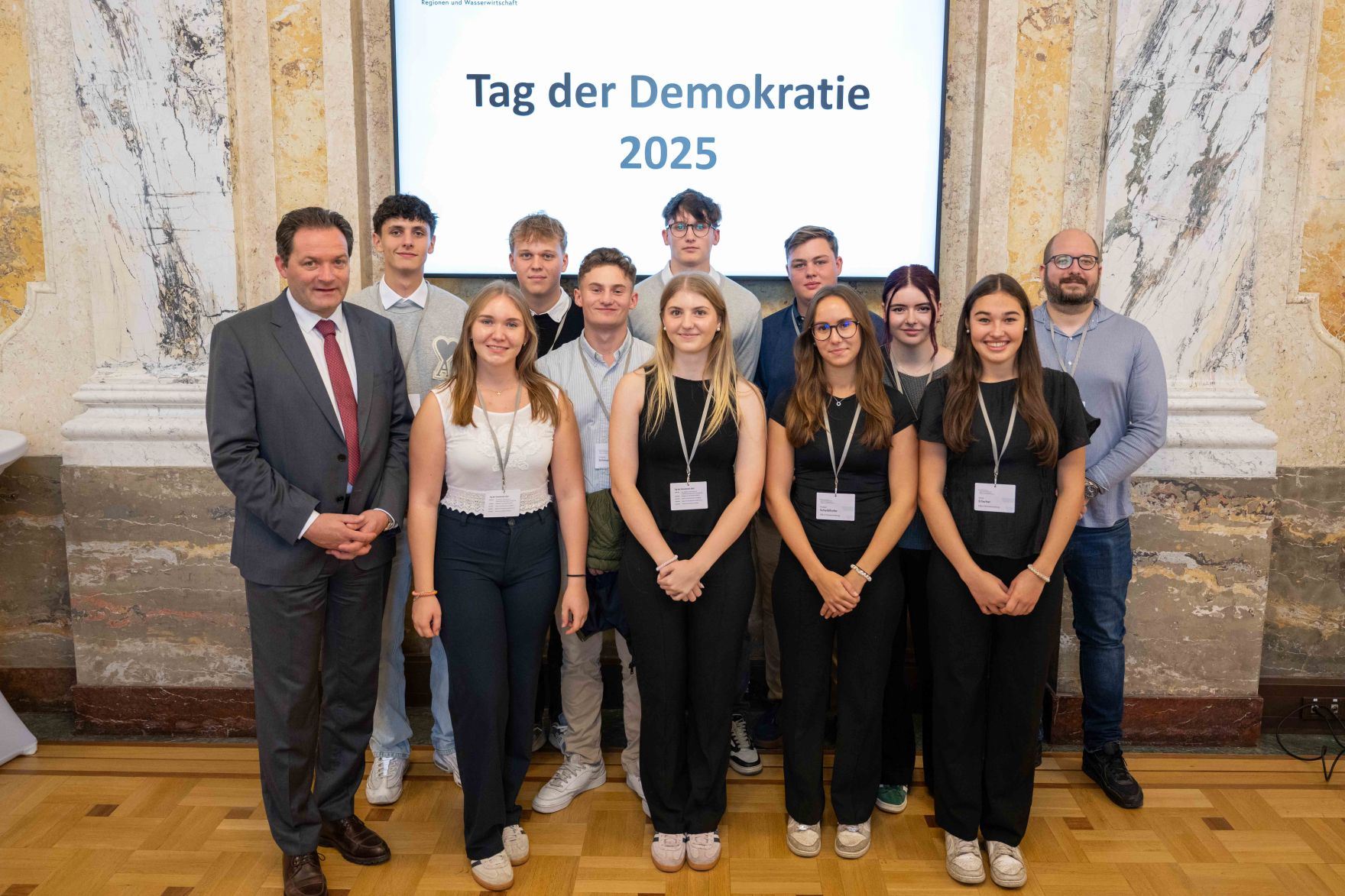 Am Tag der Demokratie lud Herr Bundesminister Norbert Totschnig Sch&uuml;lerinnen und Sch&uuml;ler aus den Schulen ein um ihnen einen Einblick in das Thema Demokratie zu geben.