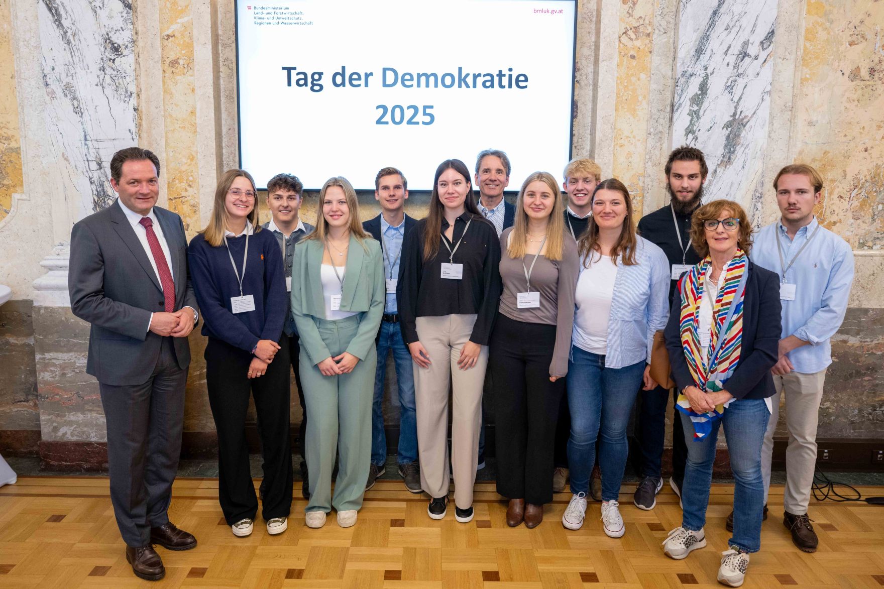 Am Tag der Demokratie lud Herr Bundesminister Norbert Totschnig Sch&uuml;lerinnen und Sch&uuml;ler aus den Schulen ein um ihnen einen Einblick in das Thema Demokratie zu geben.