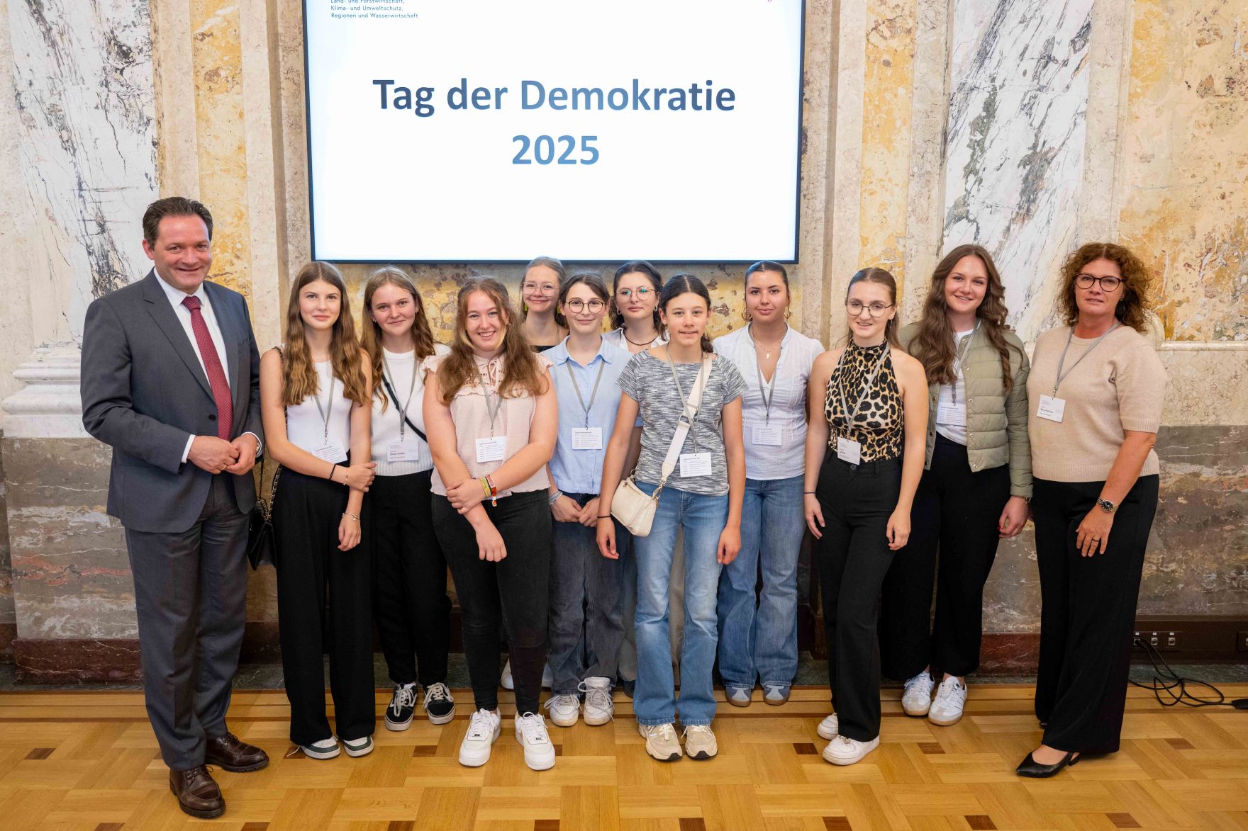 Am Tag der Demokratie lud Herr Bundesminister Norbert Totschnig Sch&uuml;lerinnen und Sch&uuml;ler aus den Schulen ein um ihnen einen Einblick in das Thema Demokratie zu geben.