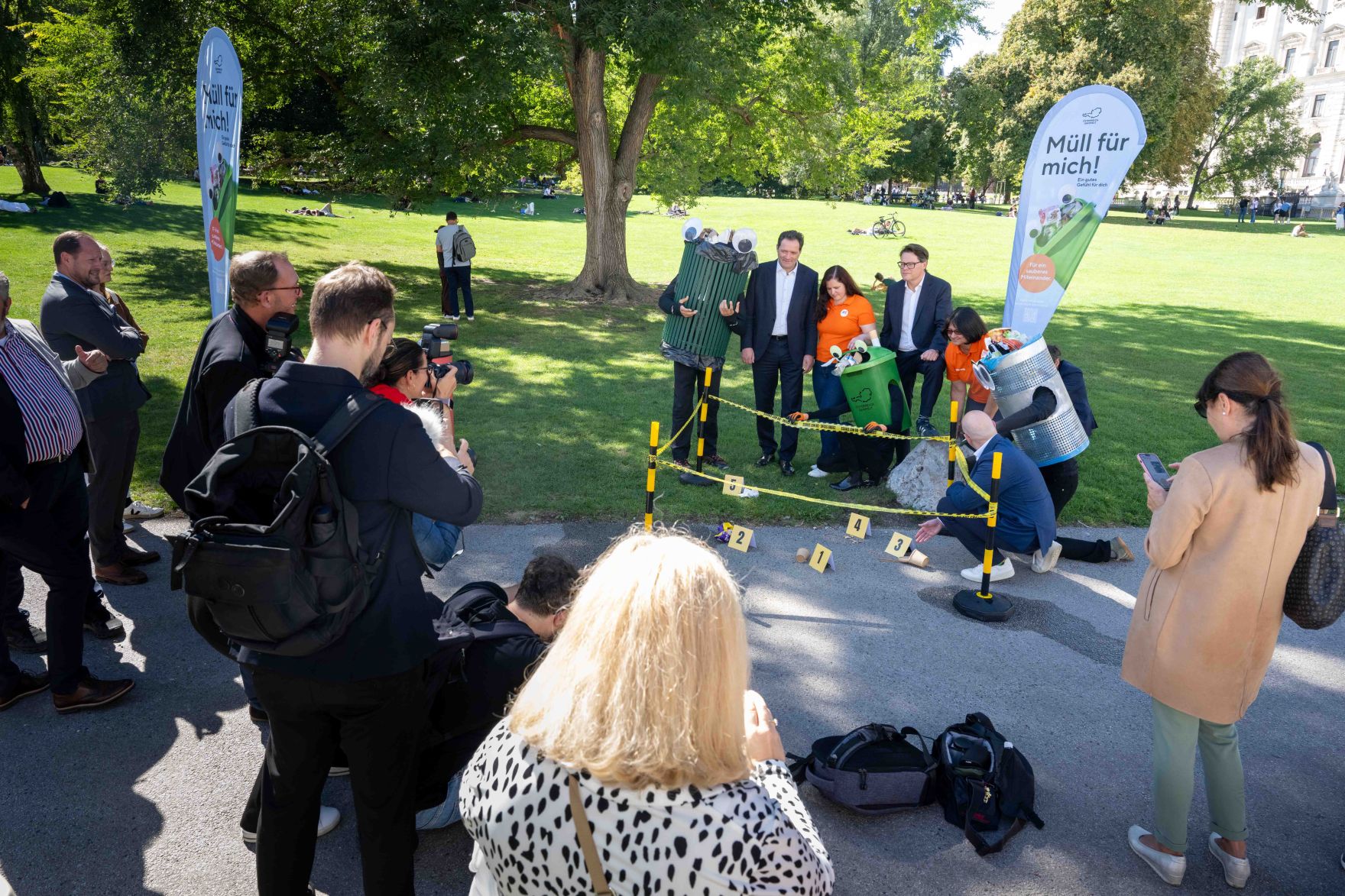 Zum Start der Tour der Trashbusters besuchte Herr Bundesminister Norbert Totschnig den ersten Halt der Tour in Wien. Gemeinsam wurde der &quot;Tatort&quot; untersucht.