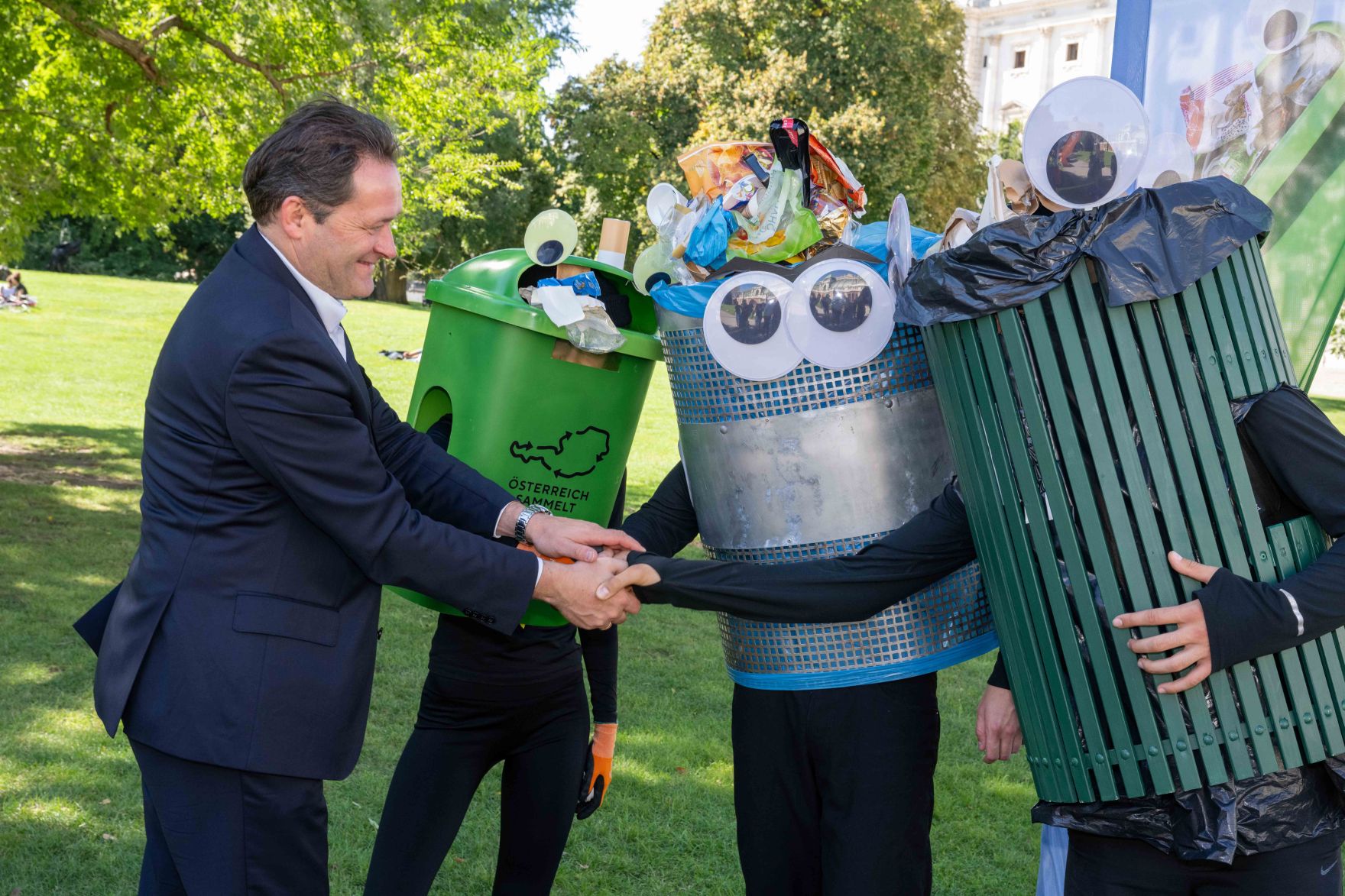 Zum Start der Tour der Trashbusters besuchte Herr Bundesminister Norbert Totschnig den ersten Halt der Tour in Wien. Gemeinsam wurde der &quot;Tatort&quot; untersucht.