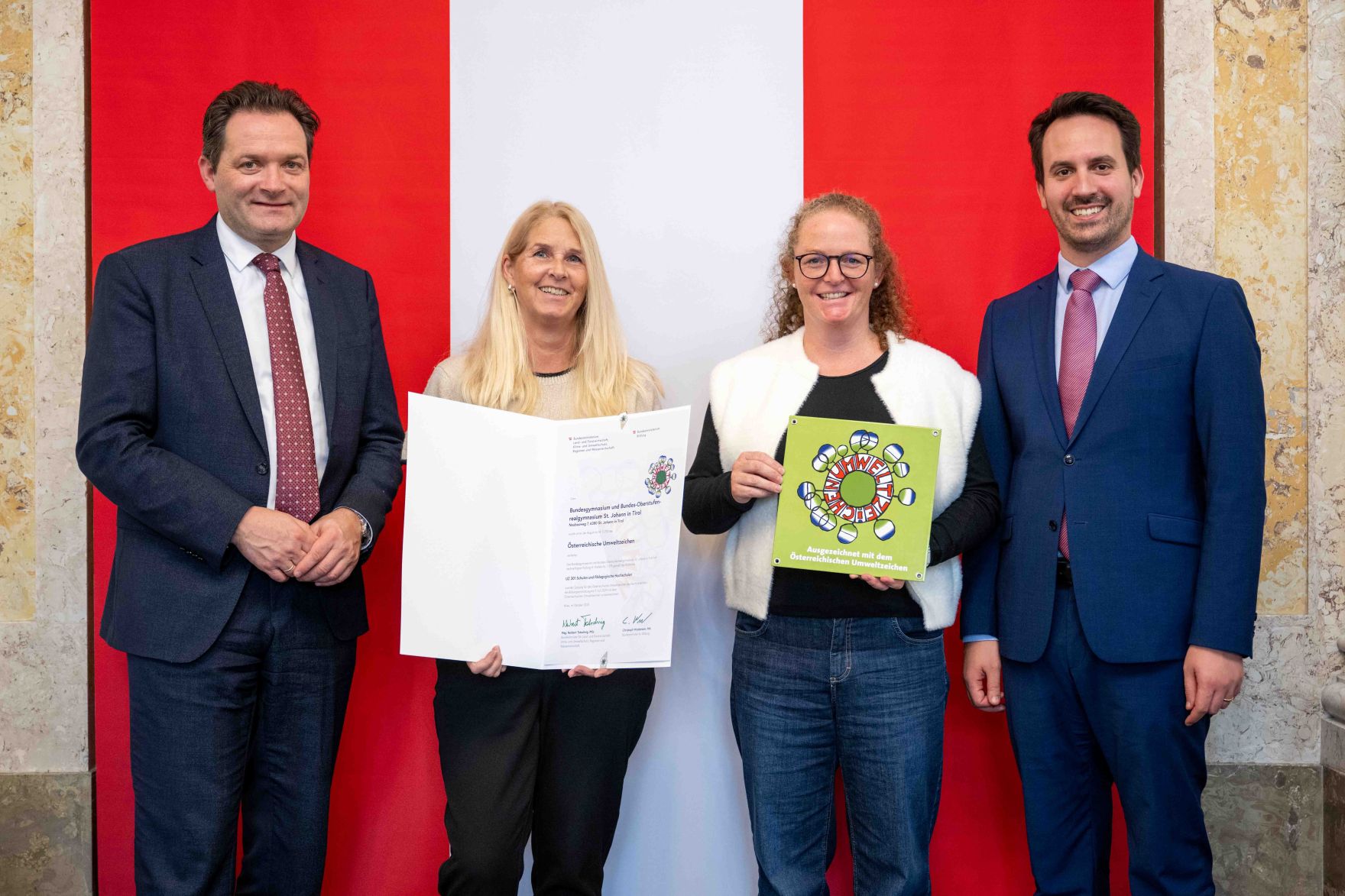 Bundesminister Norbert Totschnig verlieh gemeinsam mit Bundesminister Christoph Wiederkehr Umweltzeichen im Rahmen der Umweltzeichenverleihung im Marmorsaal im Regierungsgeb&auml;ude.