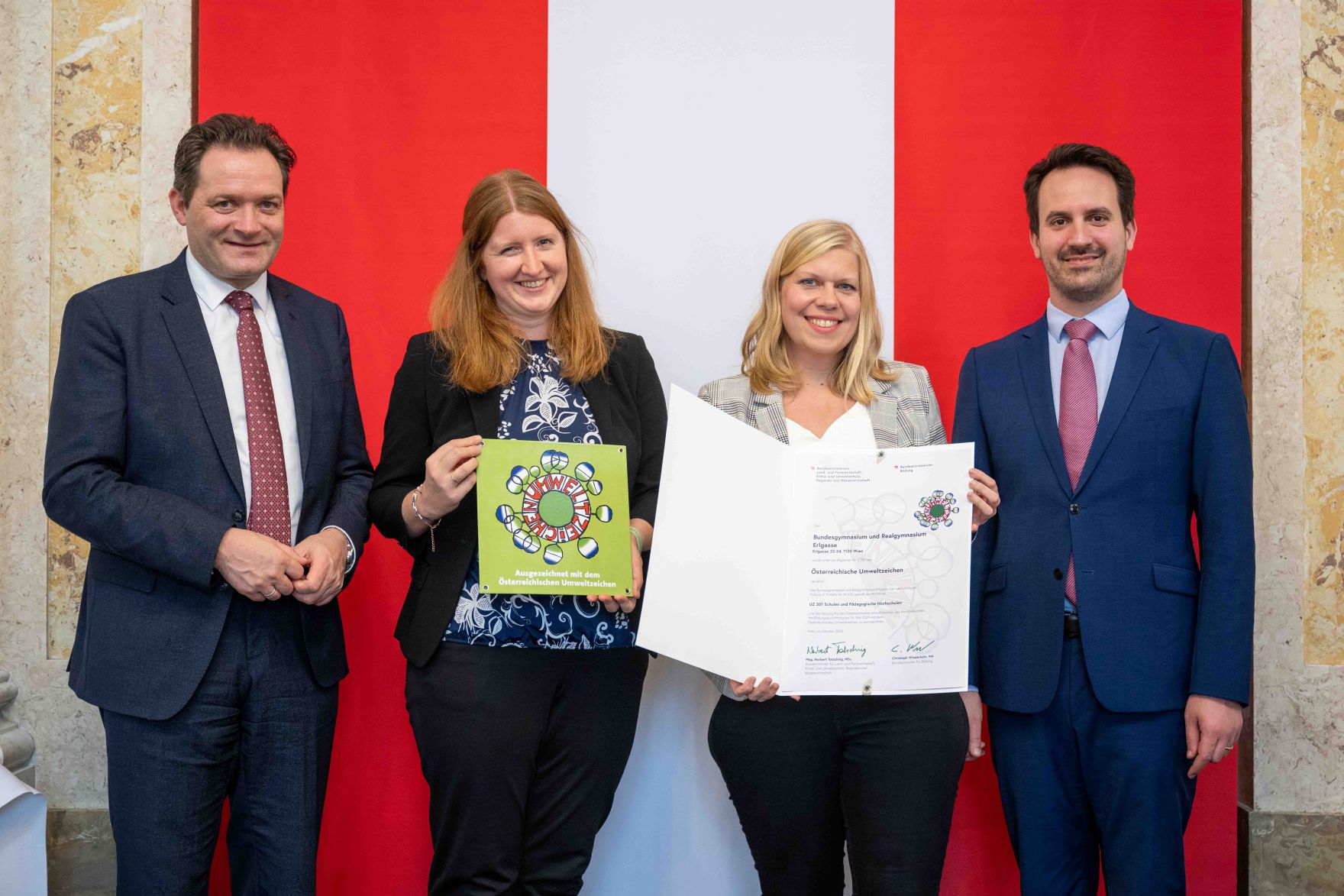 Bundesminister Norbert Totschnig verlieh gemeinsam mit Bundesminister Christoph Wiederkehr Umweltzeichen im Rahmen der Umweltzeichenverleihung im Marmorsaal im Regierungsgeb&auml;ude.