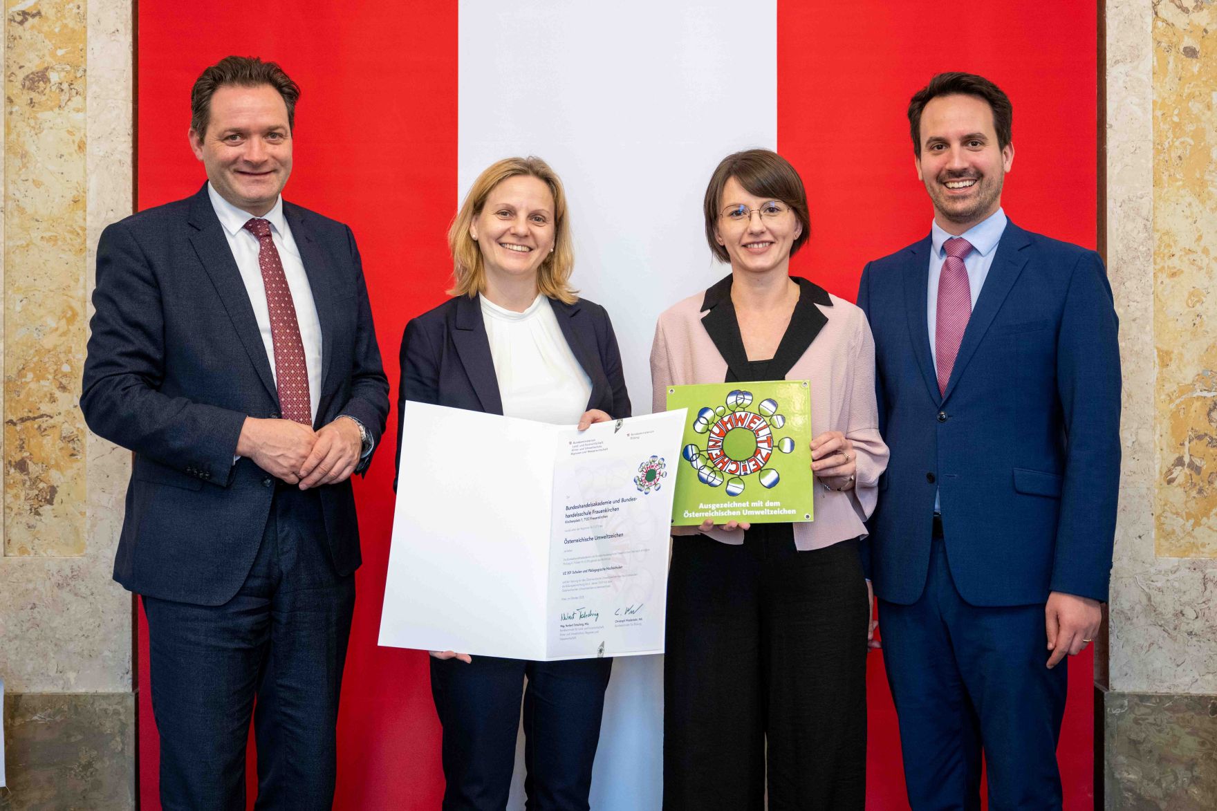Bundesminister Norbert Totschnig verlieh gemeinsam mit Bundesminister Christoph Wiederkehr Umweltzeichen im Rahmen der Umweltzeichenverleihung im Marmorsaal im Regierungsgeb&auml;ude.