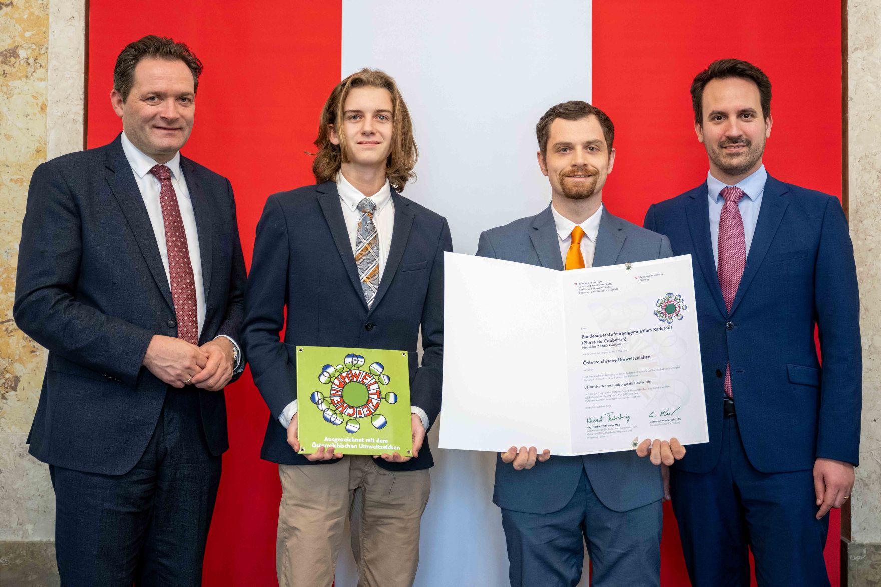 Bundesminister Norbert Totschnig verlieh gemeinsam mit Bundesminister Christoph Wiederkehr Umweltzeichen im Rahmen der Umweltzeichenverleihung im Marmorsaal im Regierungsgeb&auml;ude.