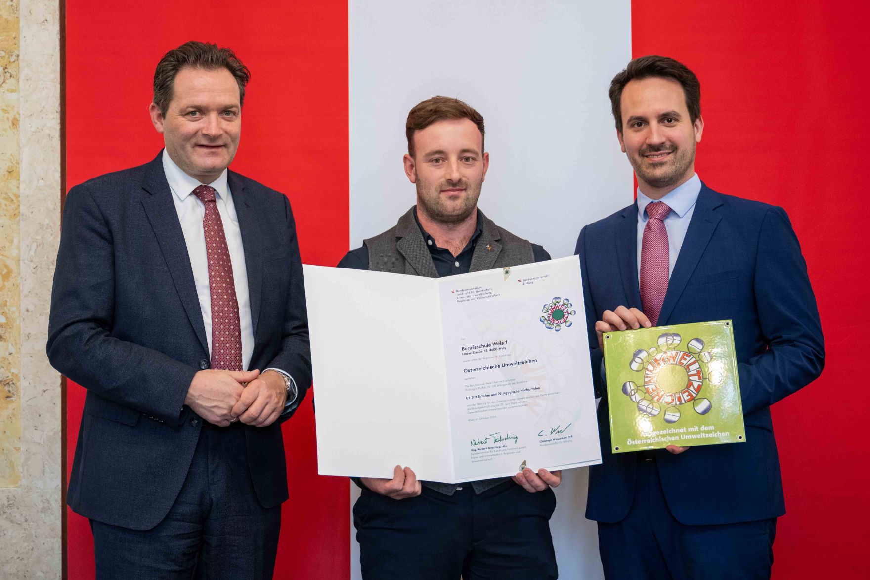 Bundesminister Norbert Totschnig verlieh gemeinsam mit Bundesminister Christoph Wiederkehr Umweltzeichen im Rahmen der Umweltzeichenverleihung im Marmorsaal im Regierungsgeb&auml;ude.