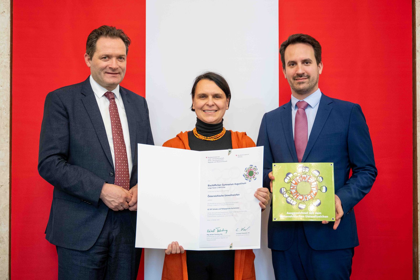 Bundesminister Norbert Totschnig verlieh gemeinsam mit Bundesminister Christoph Wiederkehr Umweltzeichen im Rahmen der Umweltzeichenverleihung im Marmorsaal im Regierungsgeb&auml;ude.