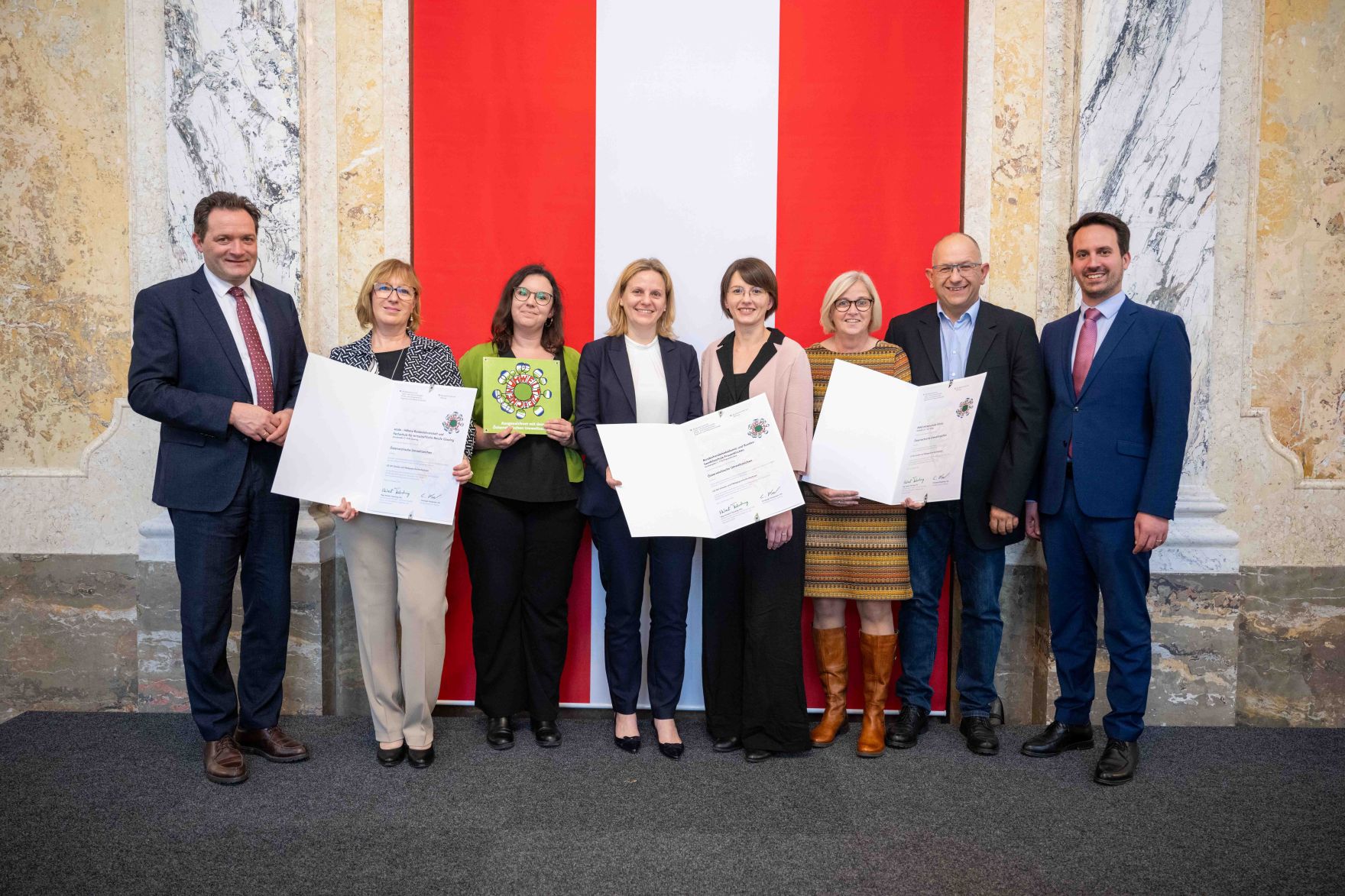 Bundesminister Norbert Totschnig verlieh gemeinsam mit Bundesminister Christoph Wiederkehr Umweltzeichen im Rahmen der Umweltzeichenverleihung im Marmorsaal im Regierungsgeb&auml;ude.